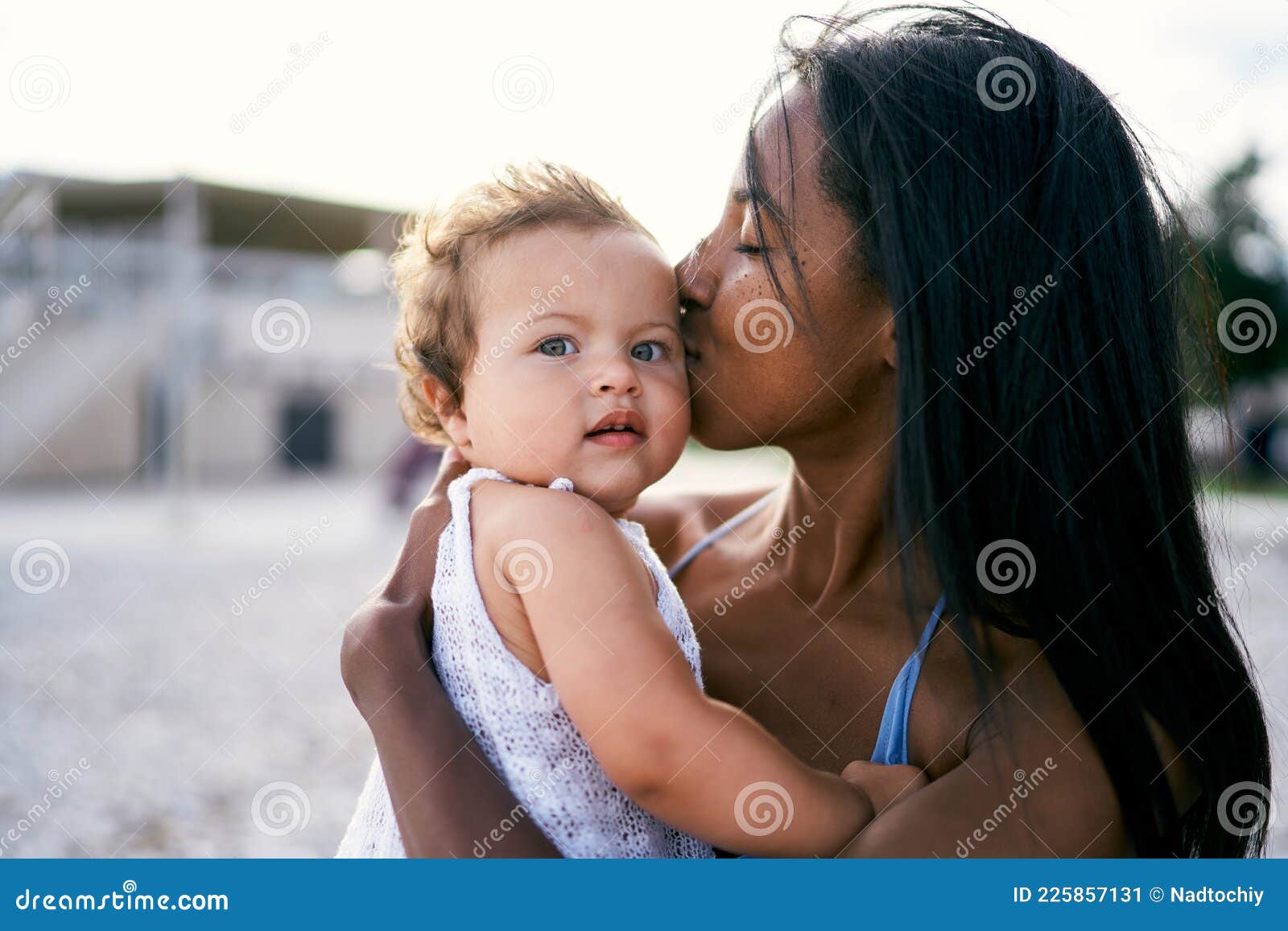Mutter Umarmt Und Küsst Ein Kleines Mädchen Halten Die Gurte Ihres