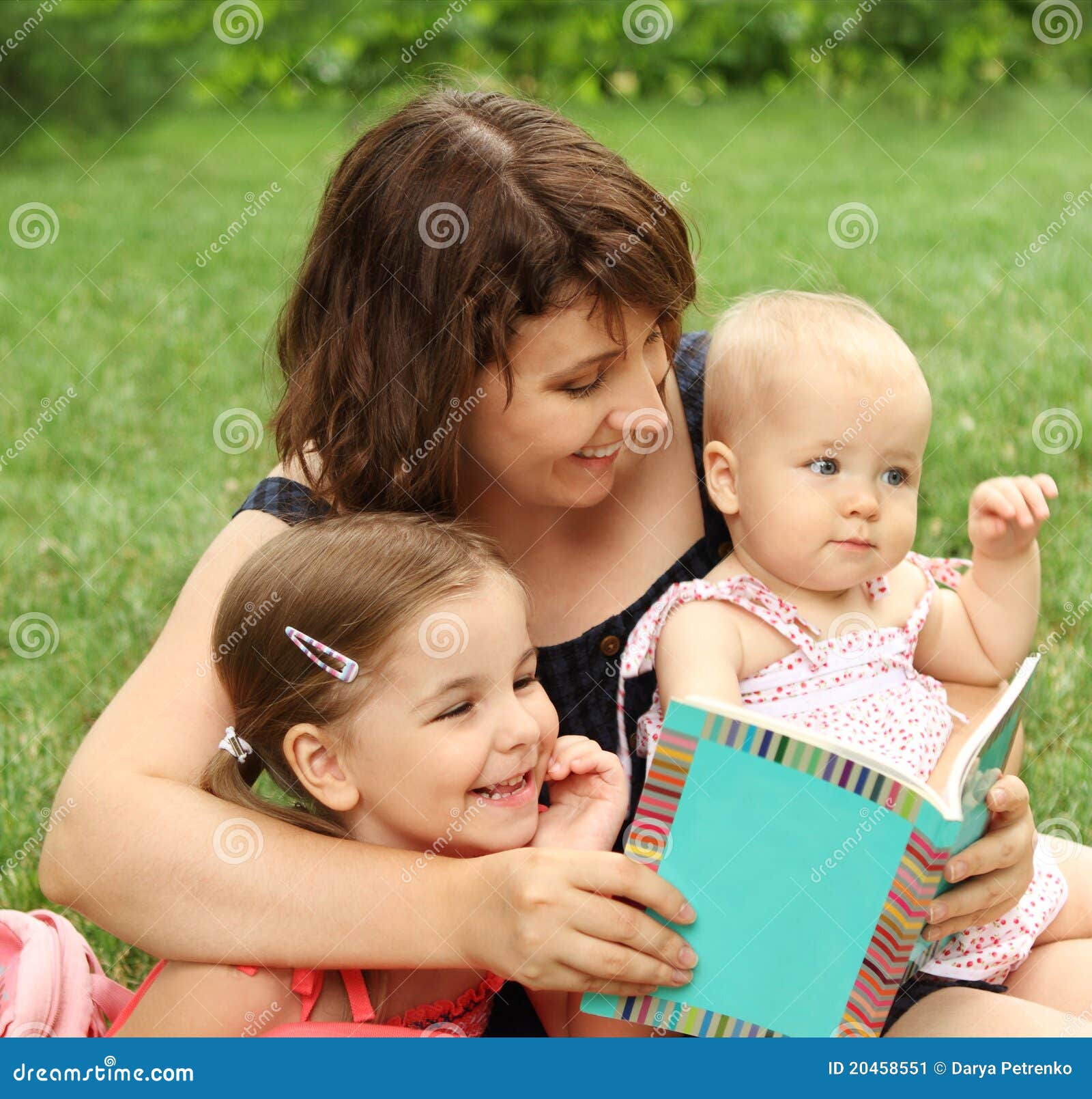Mutter Und Kinder, Die Ein Buch I Lesen Stockbild - Bild von wissen
