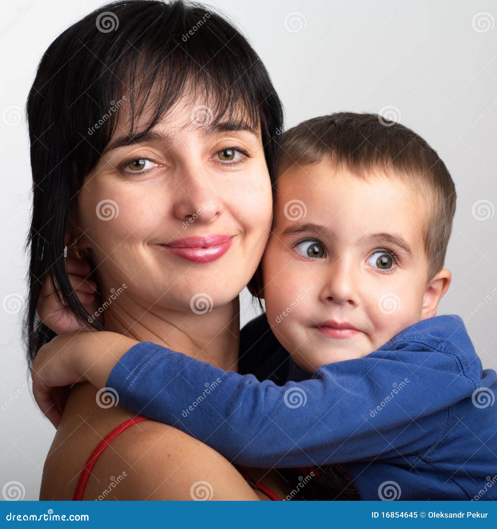 Мама с маленьким сыном видео. Мама смущает сына. Портрет сын обнял маму.
