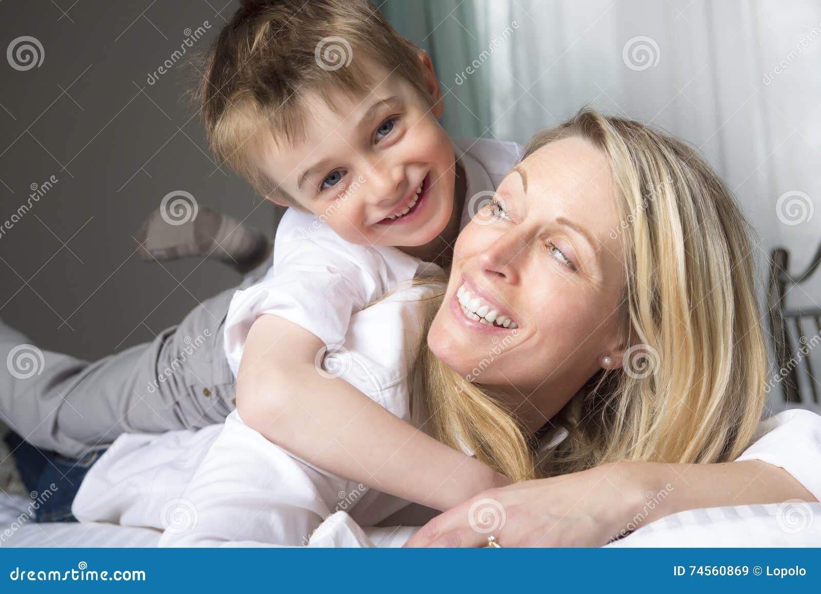 Хорошие мамки с сыном. Мама and son Bed. Mommy and сын. Мама и ребенок домашняя съемка. 1043 Mother and son.