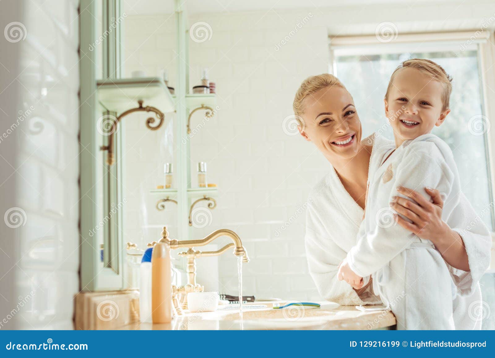 Mutter Und Sohn Im Badezimmer Stockbild Bild Von Haupt Hygiene 129216199