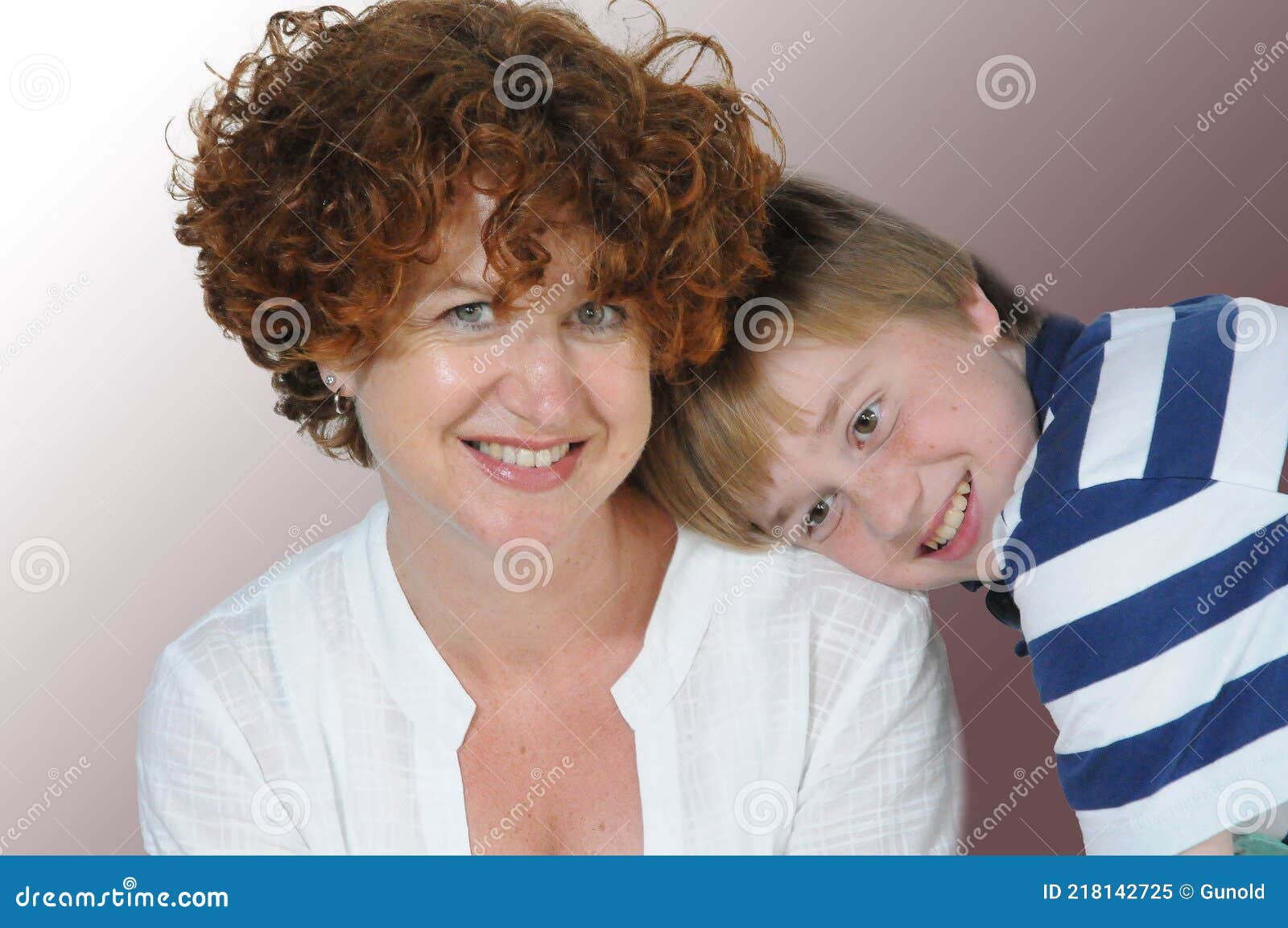 Mutter und Sohn stockbild. Bild von mutter, liebe, mutterschaft 218142725
