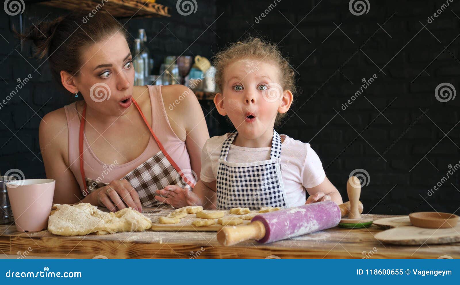 Mutter Und Tochter Bereiten Plätzchen in Der Küche Zu Stockbild - Bild ...