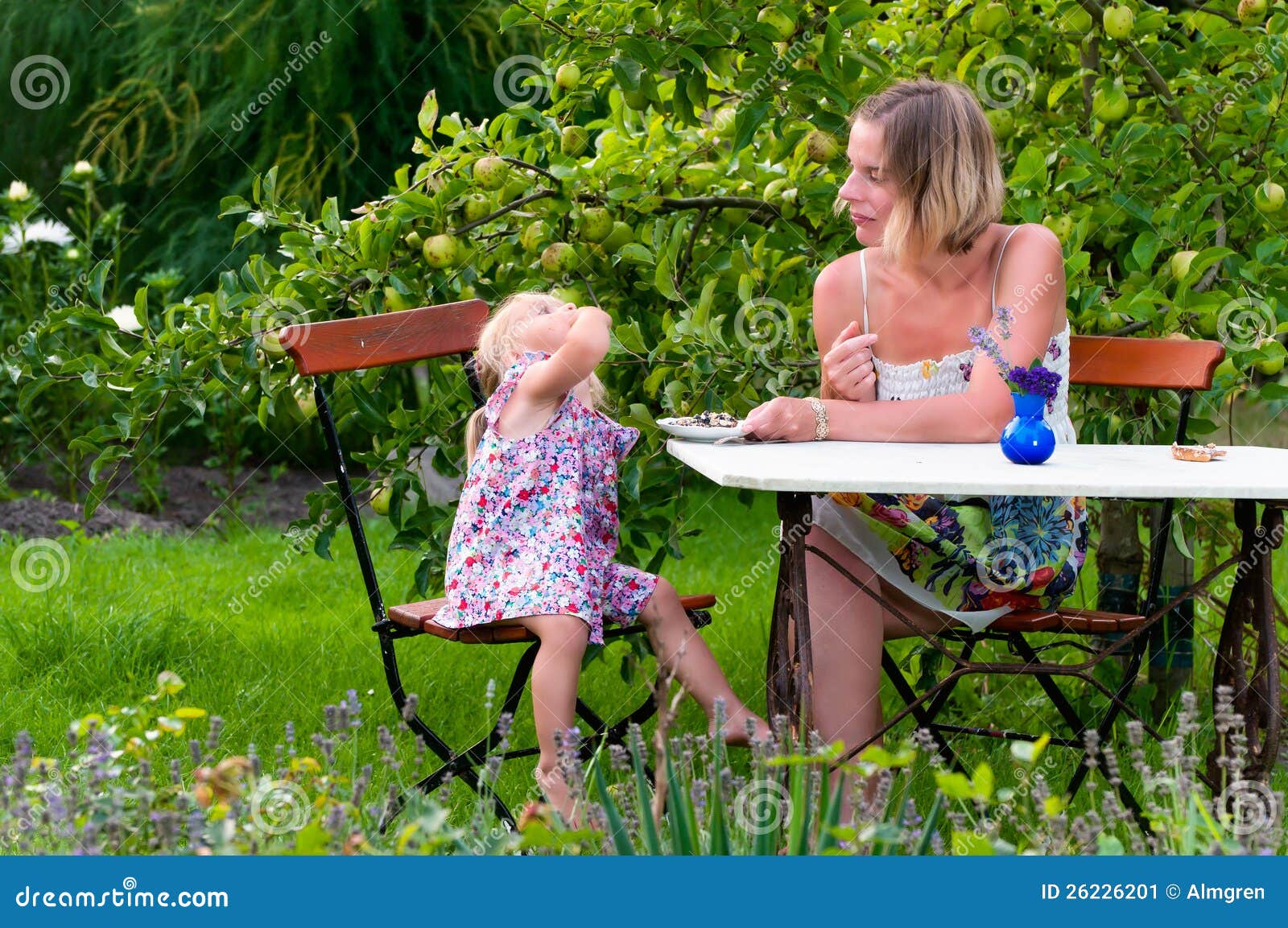Mutter Und Tochter Im Garten Stockbild Bild von führen, mutter 26226201
