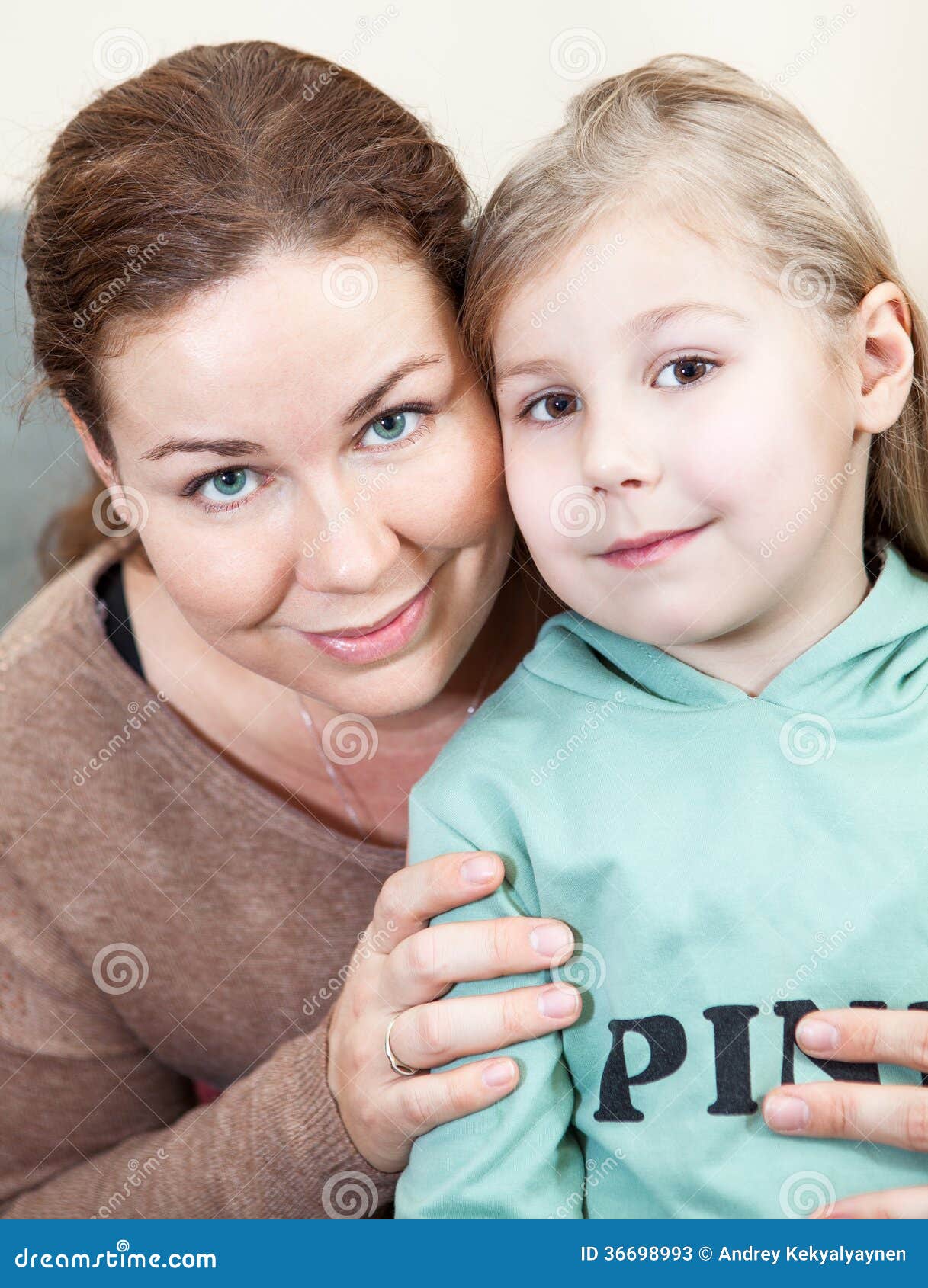 Мать какое лицо. Фотосессия дочь и мама лицо. Мама и дочь с лицом. Мамино лицо. Фото мама с дочкой крупным планом.