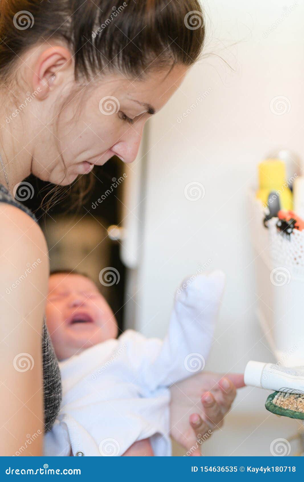 Mutter Wascht Das Kind Unerkennbare Mutter Badet Ihren Sohn In Der Wanne Stockbild Bild Von Mutter Baden 154636535
