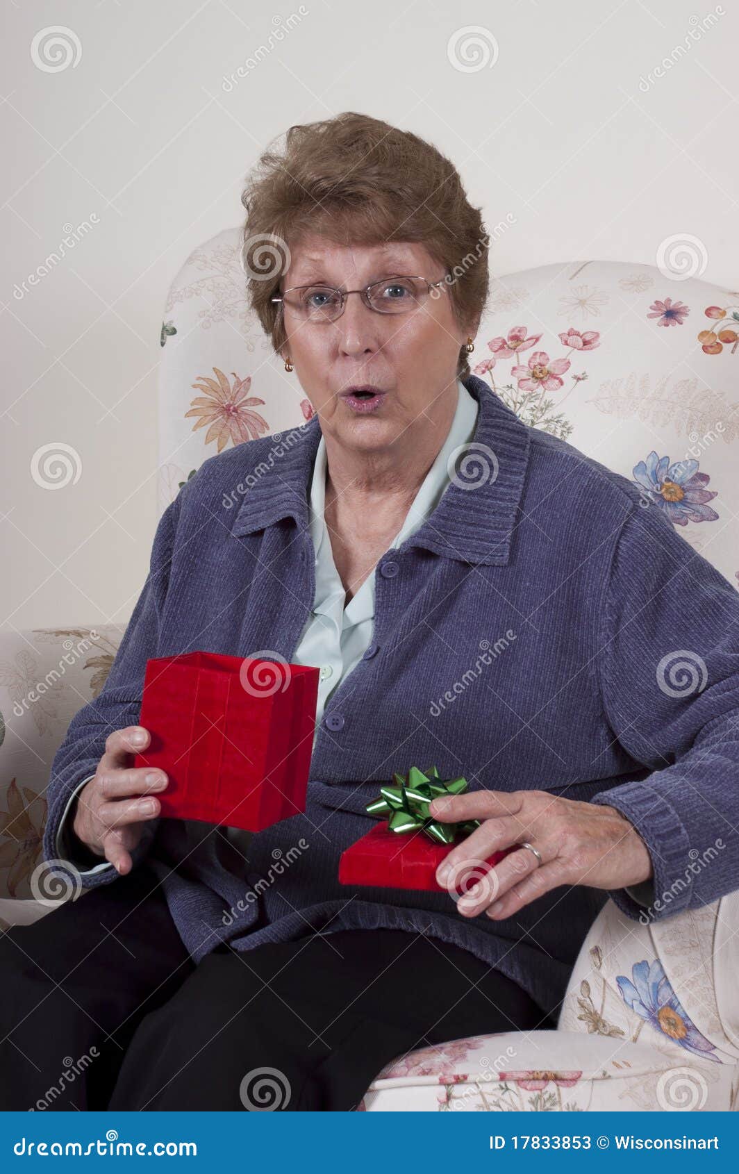 Muttertagesgeschenk Grossmutter Geburtstag Geschenk Uberraschung Stockbild Bild Von Feiertag Gesicht 17833853