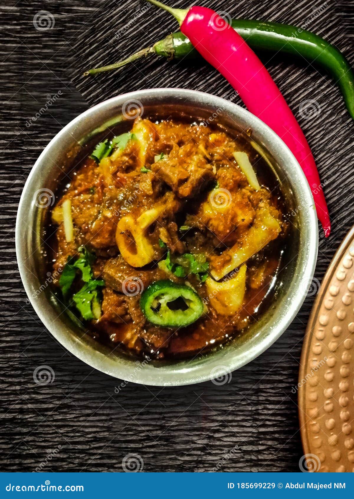 https://thumbs.dreamstime.com/z/mutton-kadai-indian-spicy-garnished-style-masala-185699229.jpg