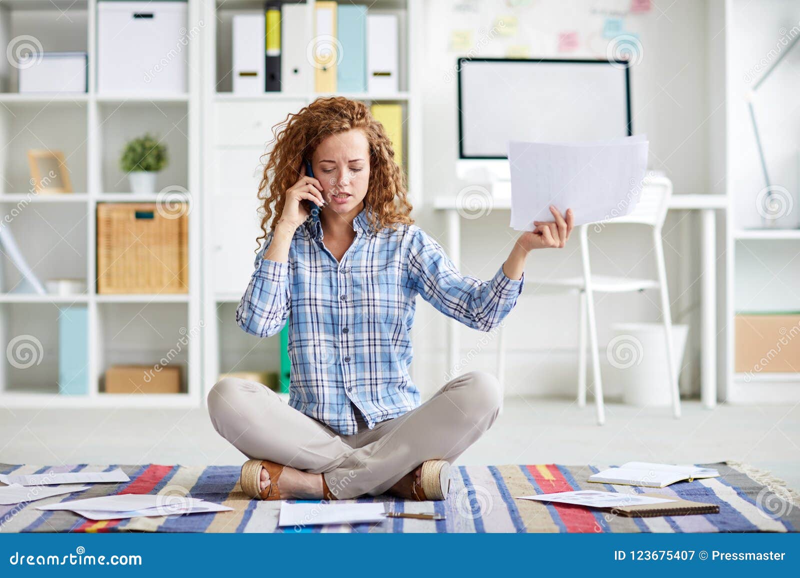 Muy ocupado imagen de archivo. Imagen de muchacha, empleado 123675407