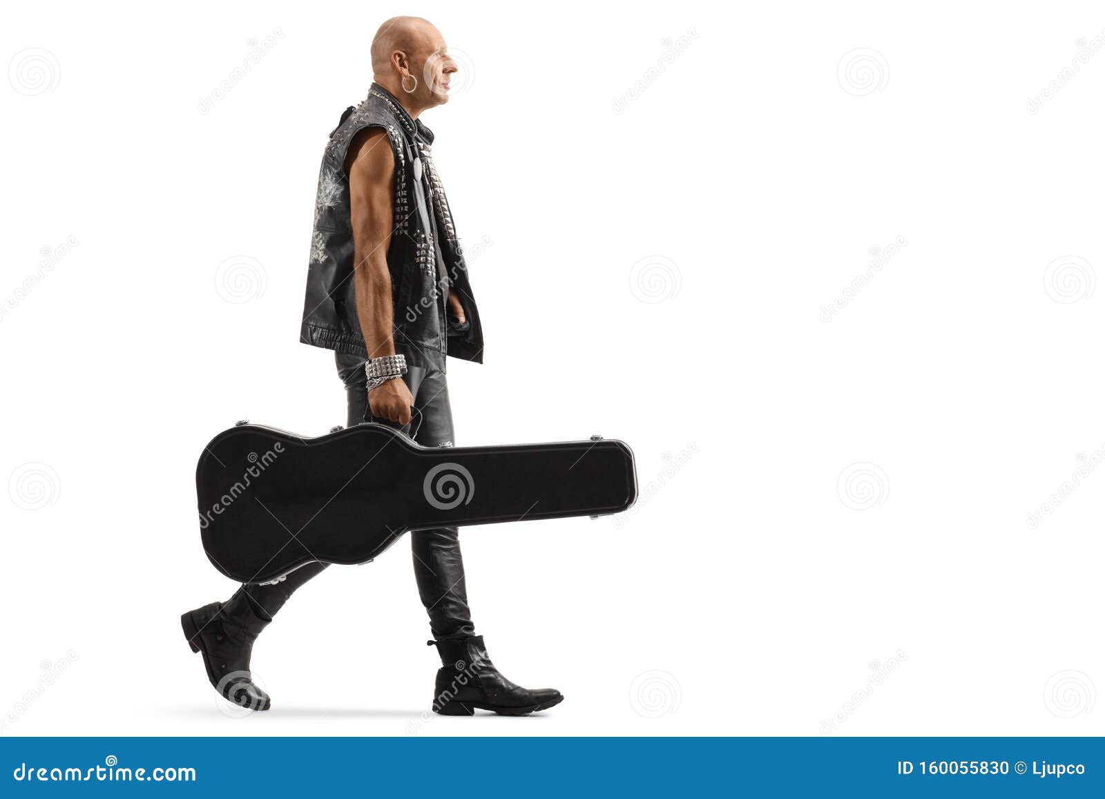 Macadam Mars Lauw Muzikant in Lederkleding Die Loopt Met Een Gitaarkoffer Stock Foto - Image of bedrijf, midden: 160055830 Macadam Mars Lauw Muzikant in Lederkleding Die Loopt Met Een Gitaarkoffer Stock Foto - Image of bedrijf, midden: 160055830