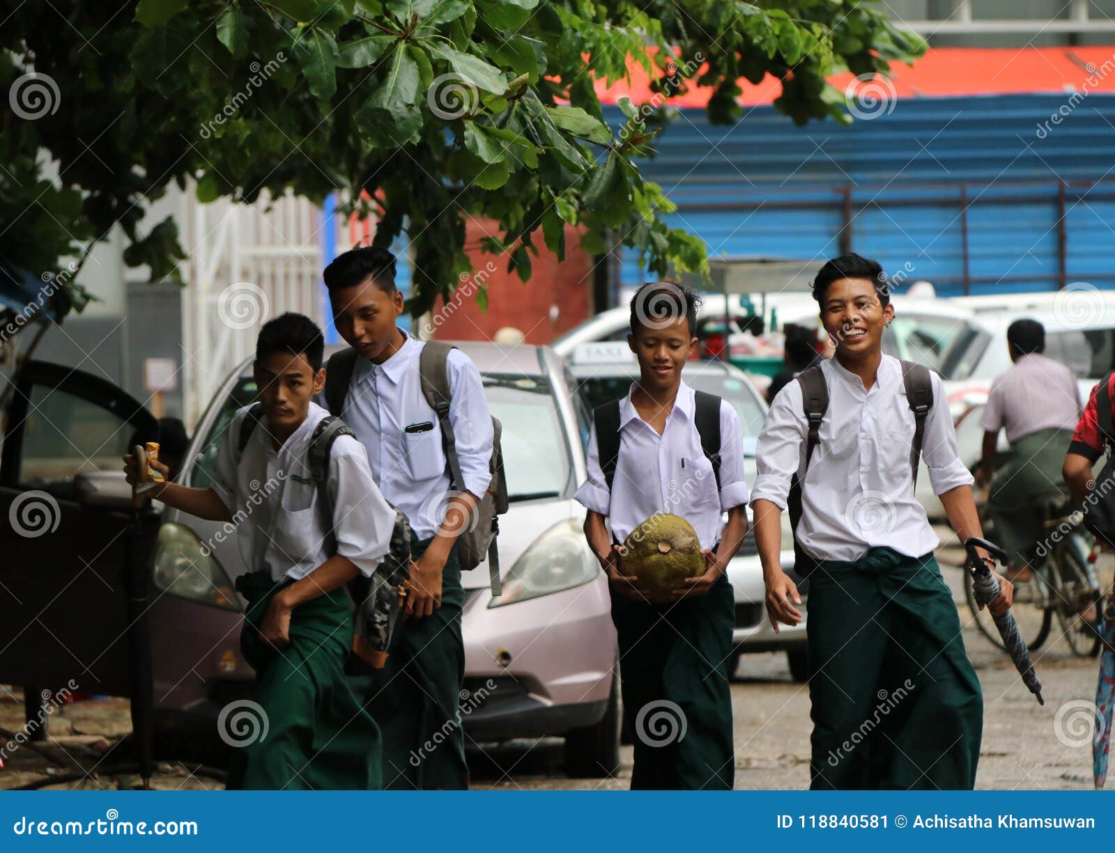 Myanmarese制服的四个大学生学院白色衬衣和绿色长伊回家的在学校节目以后的街道上编辑类照片 图片包括有设计 程序