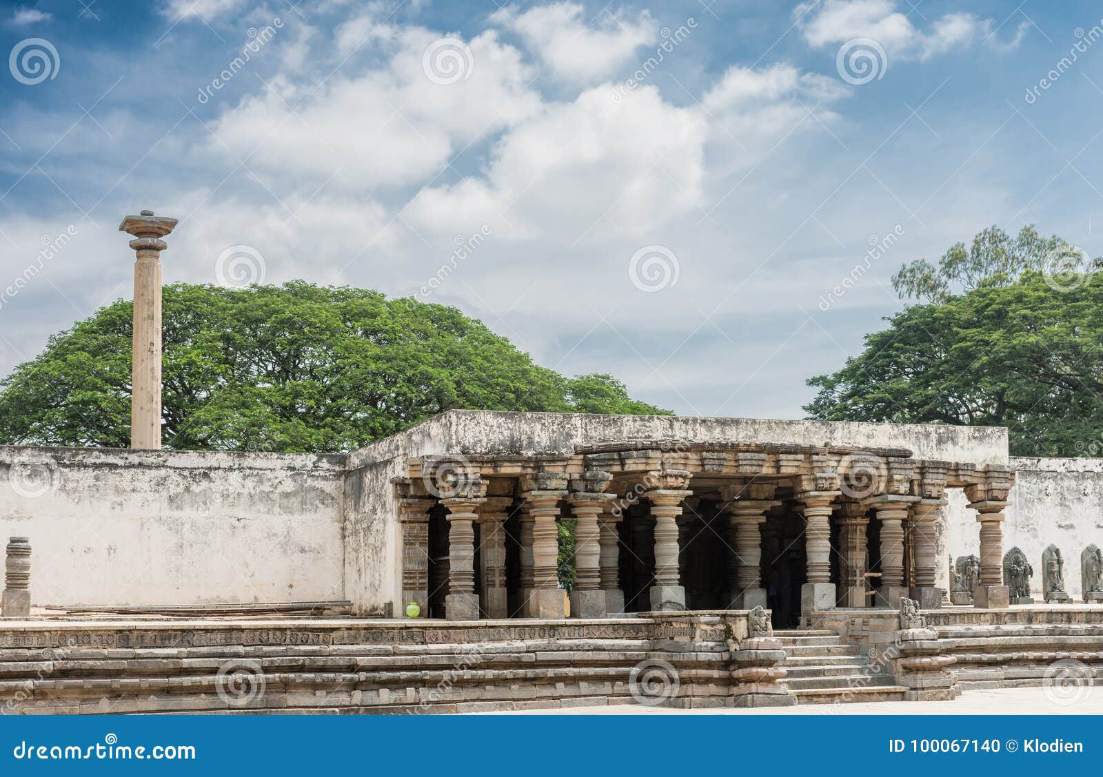 vijaya lamp pole and entrance to chennakesava temple, somanathpur india.
