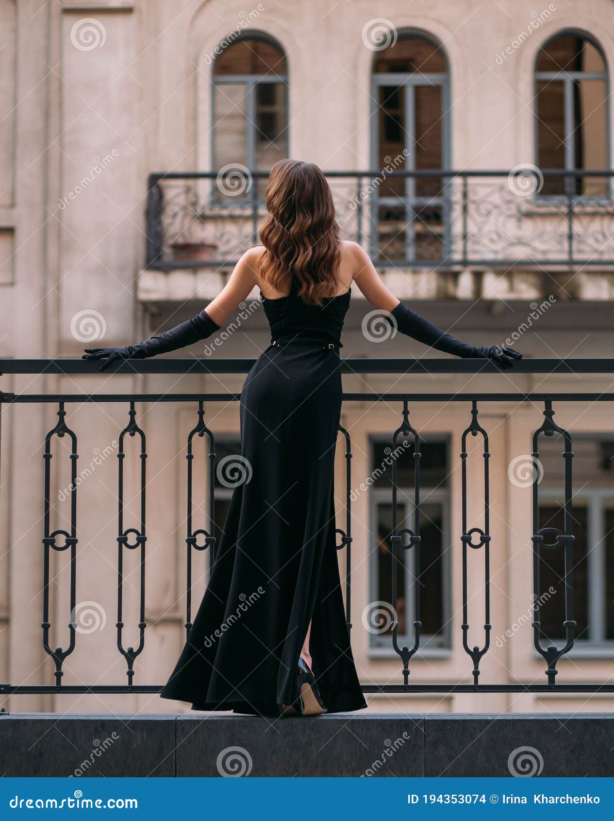Mysterioses Silhouette Einer Eleganten Retro Frau Eine Dame Im Langen Schwarzen Glattungskleid Steht Auf Dem Balkon Ruck Ansich Stockfoto Bild Von Rotationen Italien 194353074