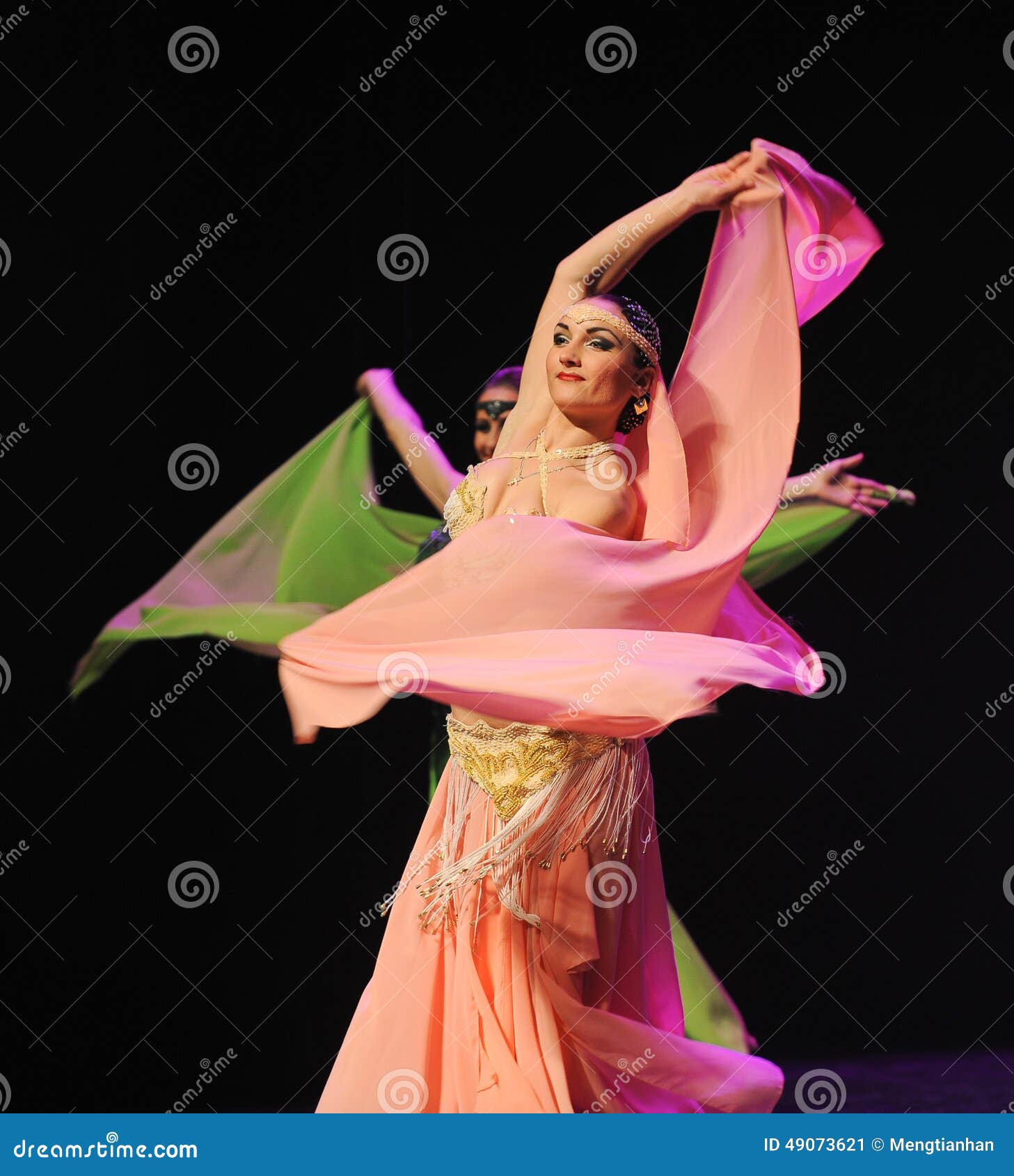 Indian babe dances an passionate dance in Oriental traditions