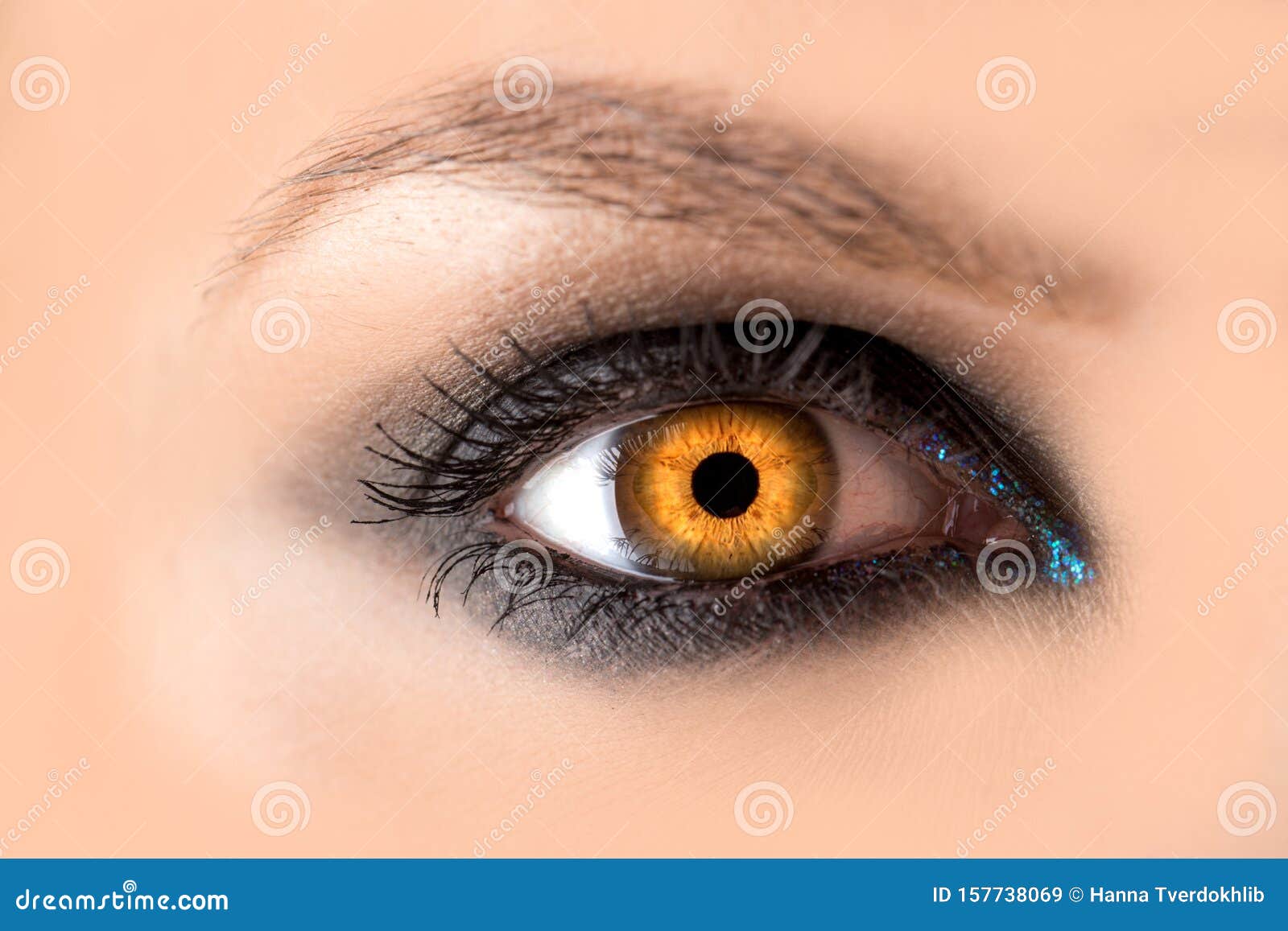 Mystisches Bernsteinfarbenes Auge Hexenkunst Konzept Marchenhaftes Aussehen Fee Oder Junge Frau Mit Schonem Make Up Und Gelb Stockbild Bild Von Dunkel Mystisch 157738069