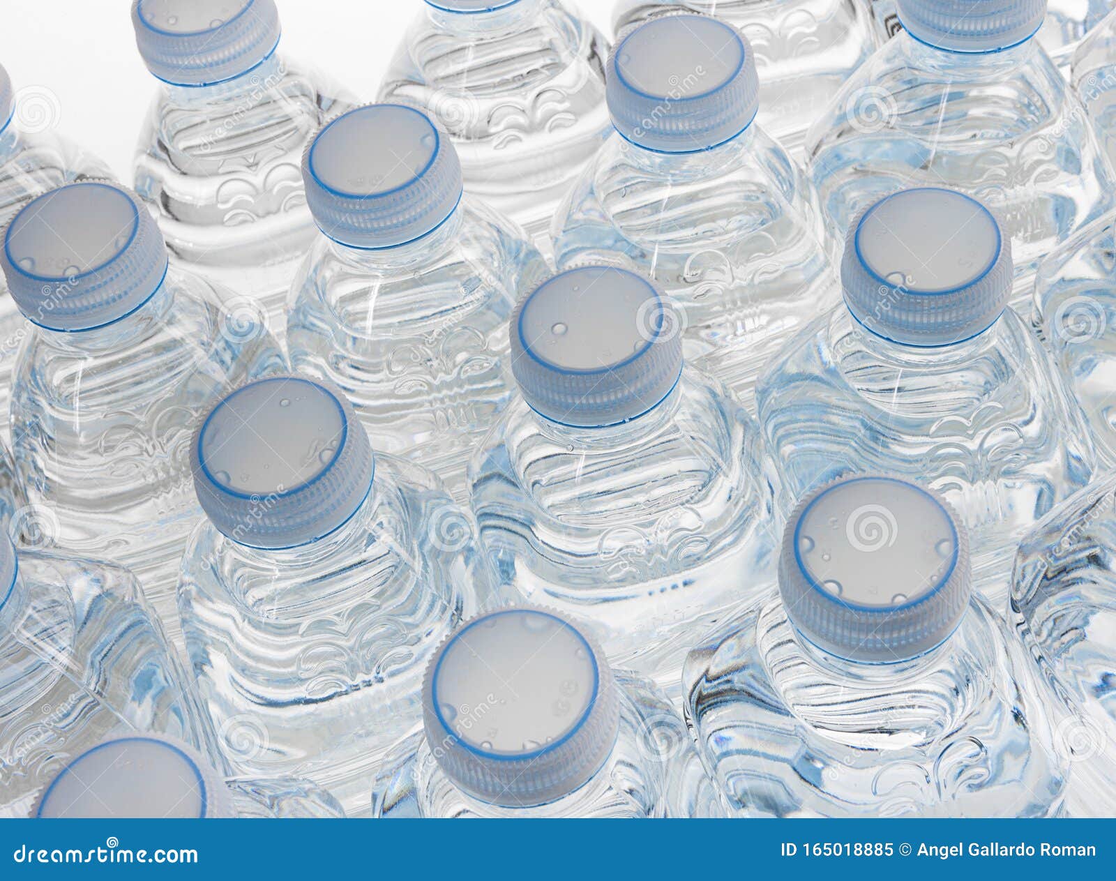 botellas plÃÂ¡stico de agua en fondo blanco