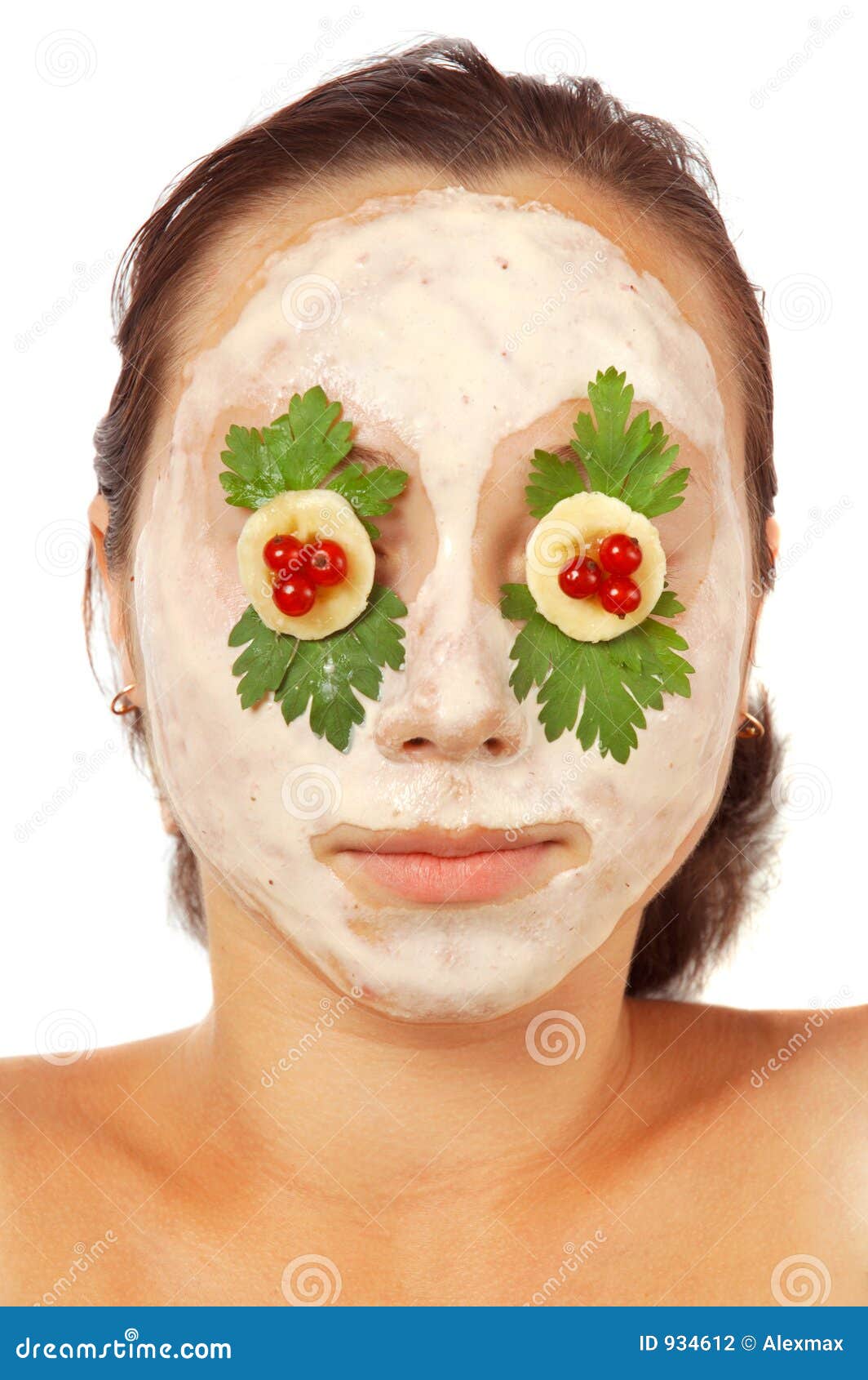 Máscara facial colorida isolada. Menina com máscara facial colorida da máscara de beleza em sua face isolada no branco