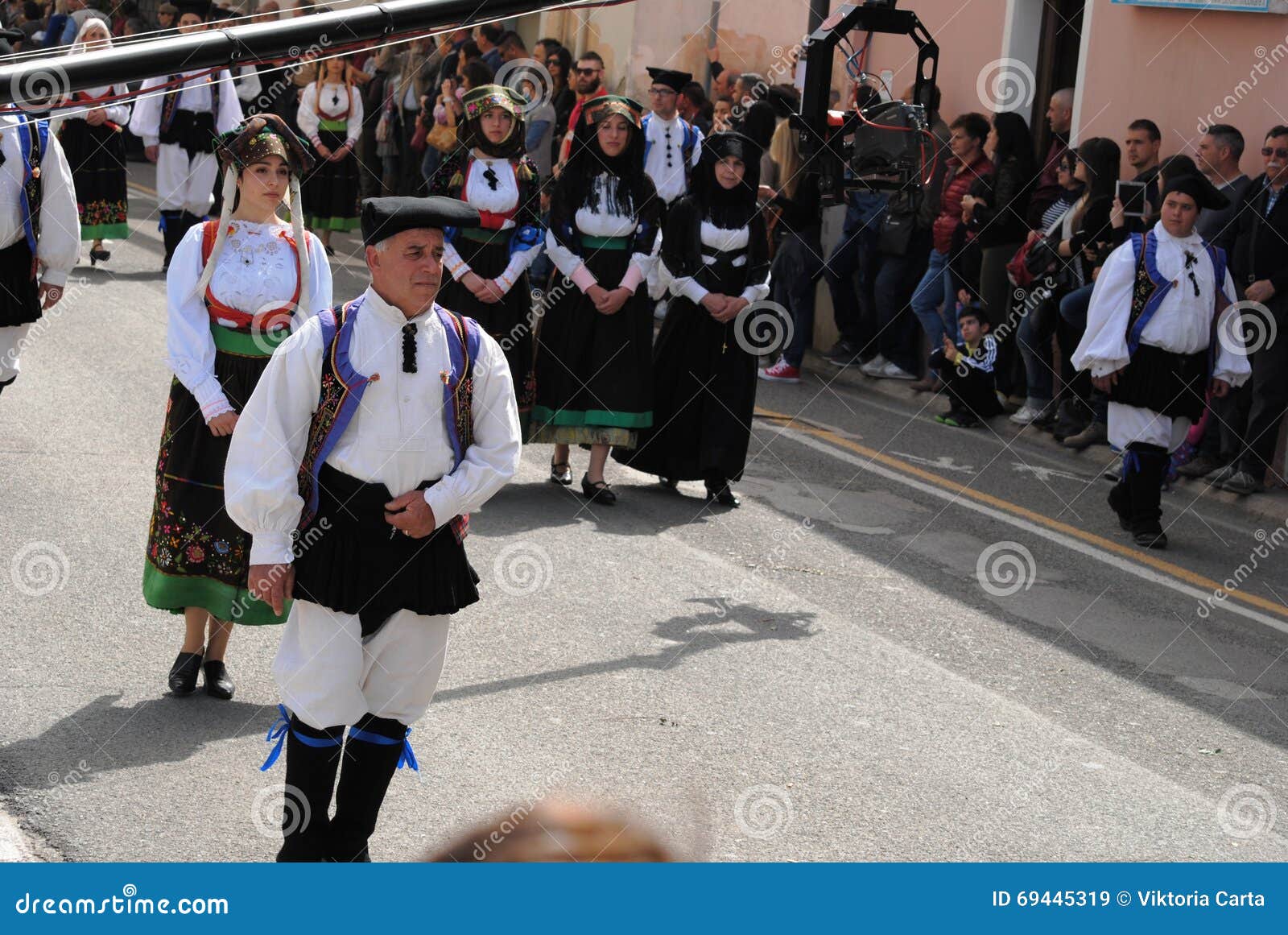 Máscaras de Cerdeña. El festival de 44 agrios de Â° en Cerdeña Muravera, realiza máscaras y los trajes de todas partes de Cerdeña