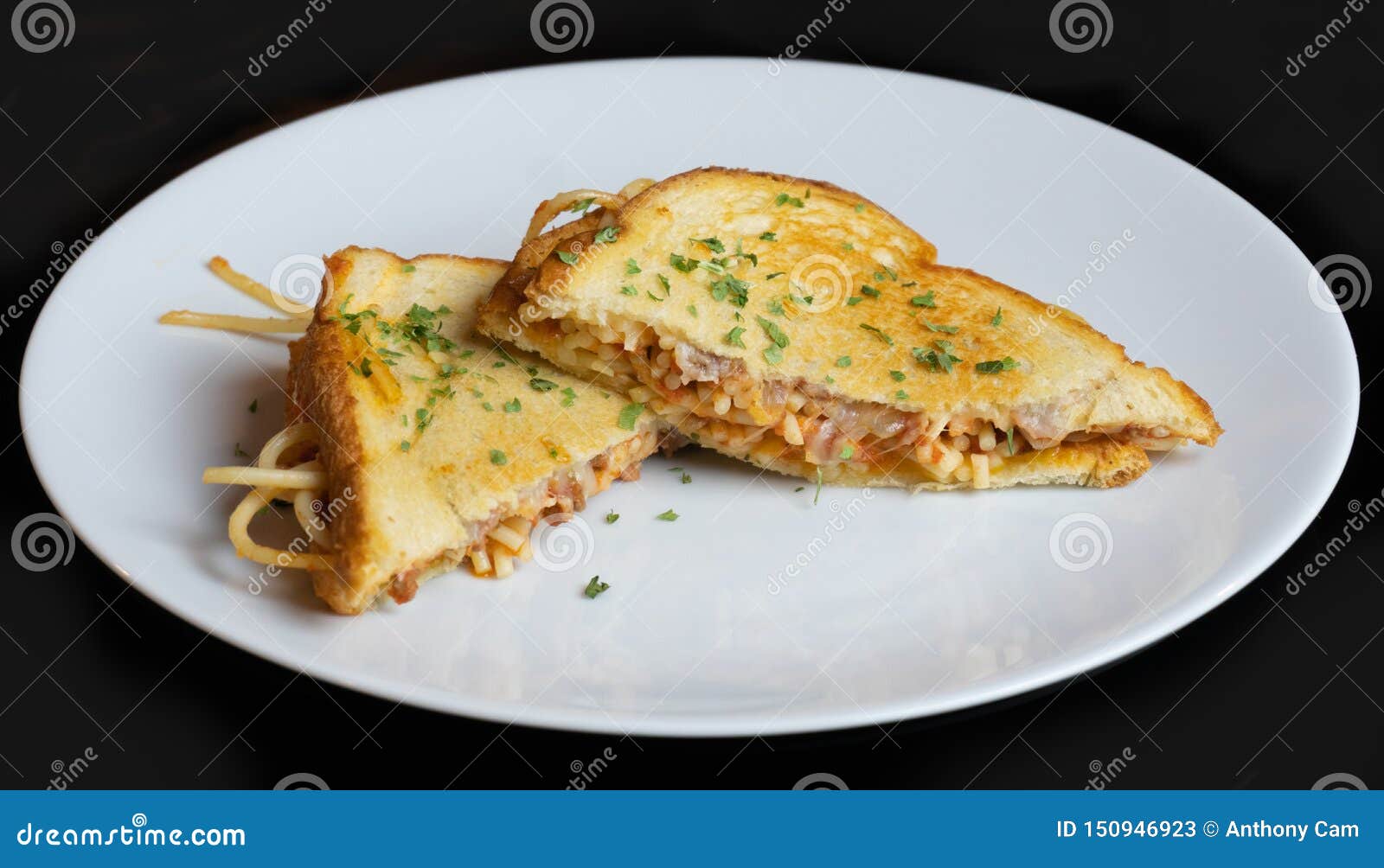 Une mâche de sandwich à fromage grillée par spaghetti  Fusion faite maison d'un plat blanc avec le fond noir