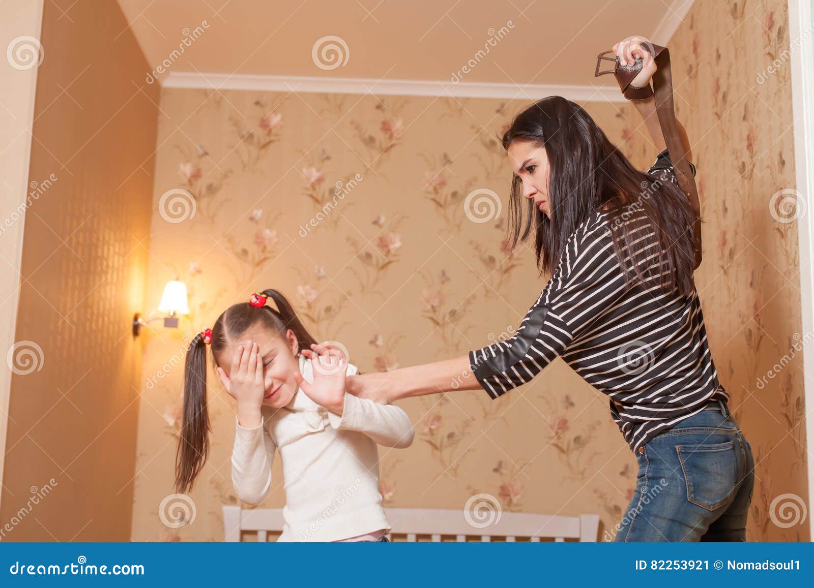 A Mãe Bateu Seu Ldaughter Com Correia Imagem de Stock Imagem de