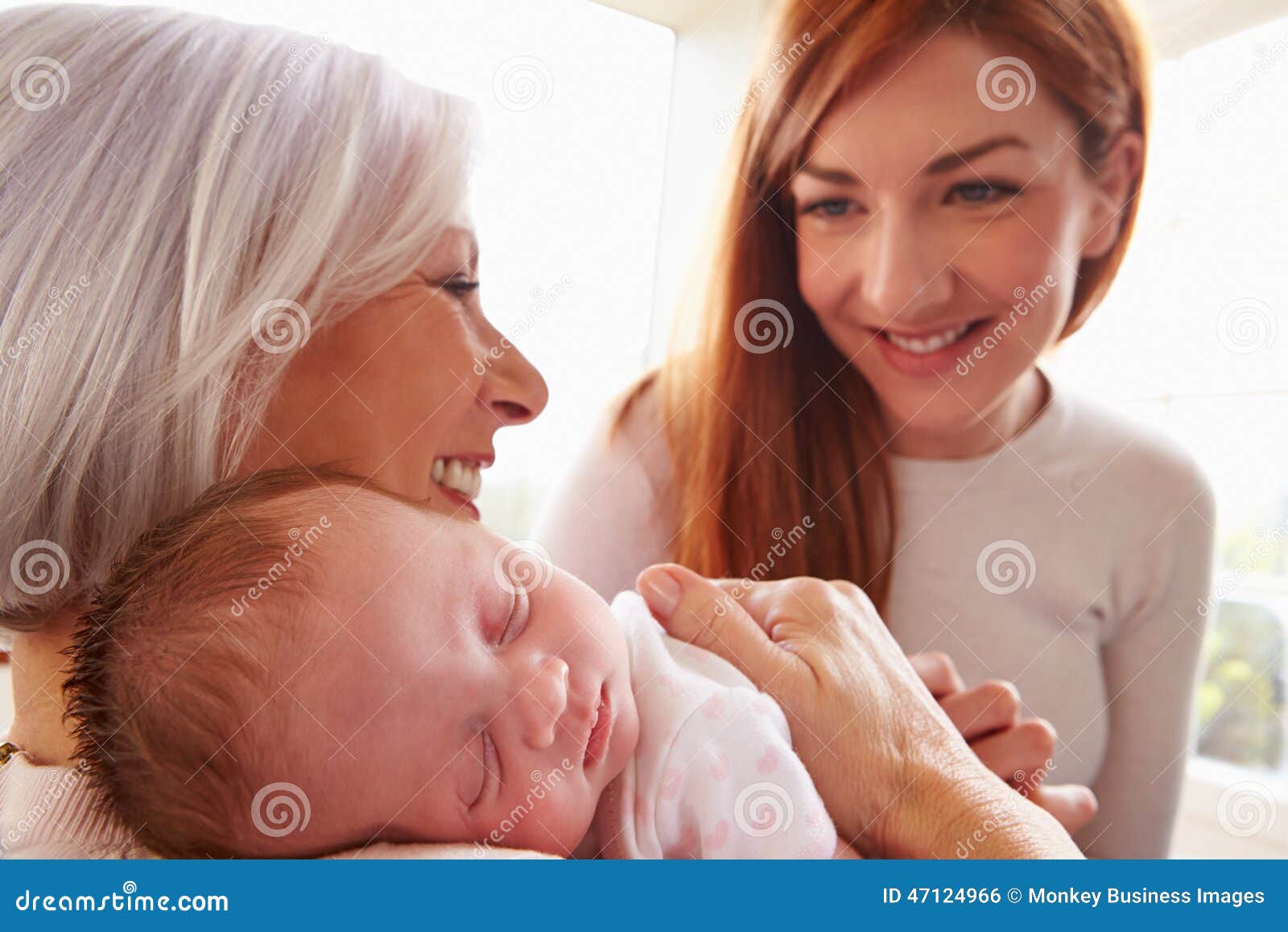 Mãe e avó com a filha recém-nascida de sono do bebê