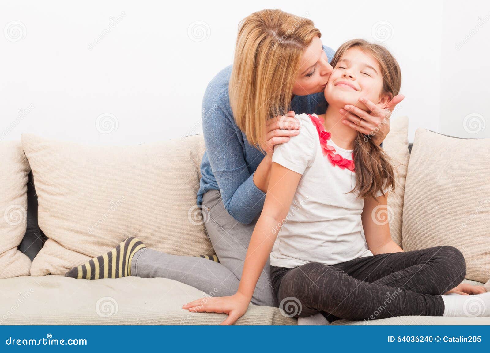 Mãe E Filha Bonitas No Sofá Ou No Sofá Foto De Stock Imagem De