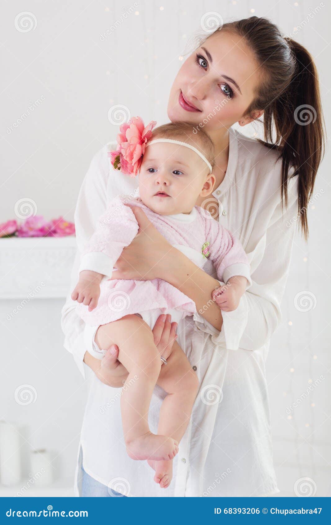Mãe Feliz Que Guarda Seu Bebê No Estúdio Foto De Stock Imagem De