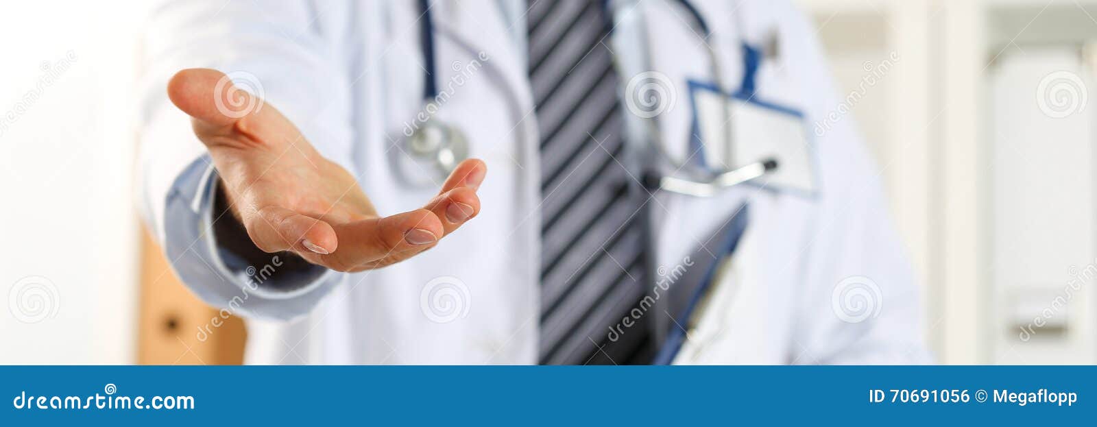 Mão amiga de oferecimento do doutor masculino da medicina no escritório. Mão amiga de oferecimento do doutor masculino da medicina no close up do escritório Gesto amigável e alegre Conceito médico da cura e da propaganda dos testes Médico pronto para examinar e salvar o paciente Opinião de caixa de letra