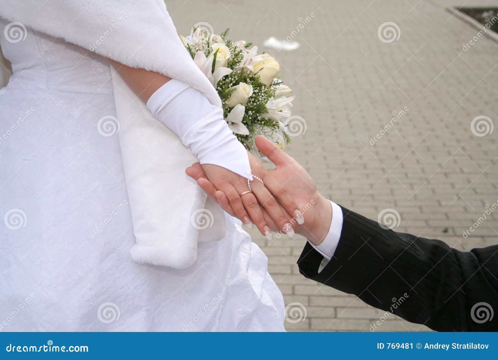 Mão casada. Entrega newlyweds
