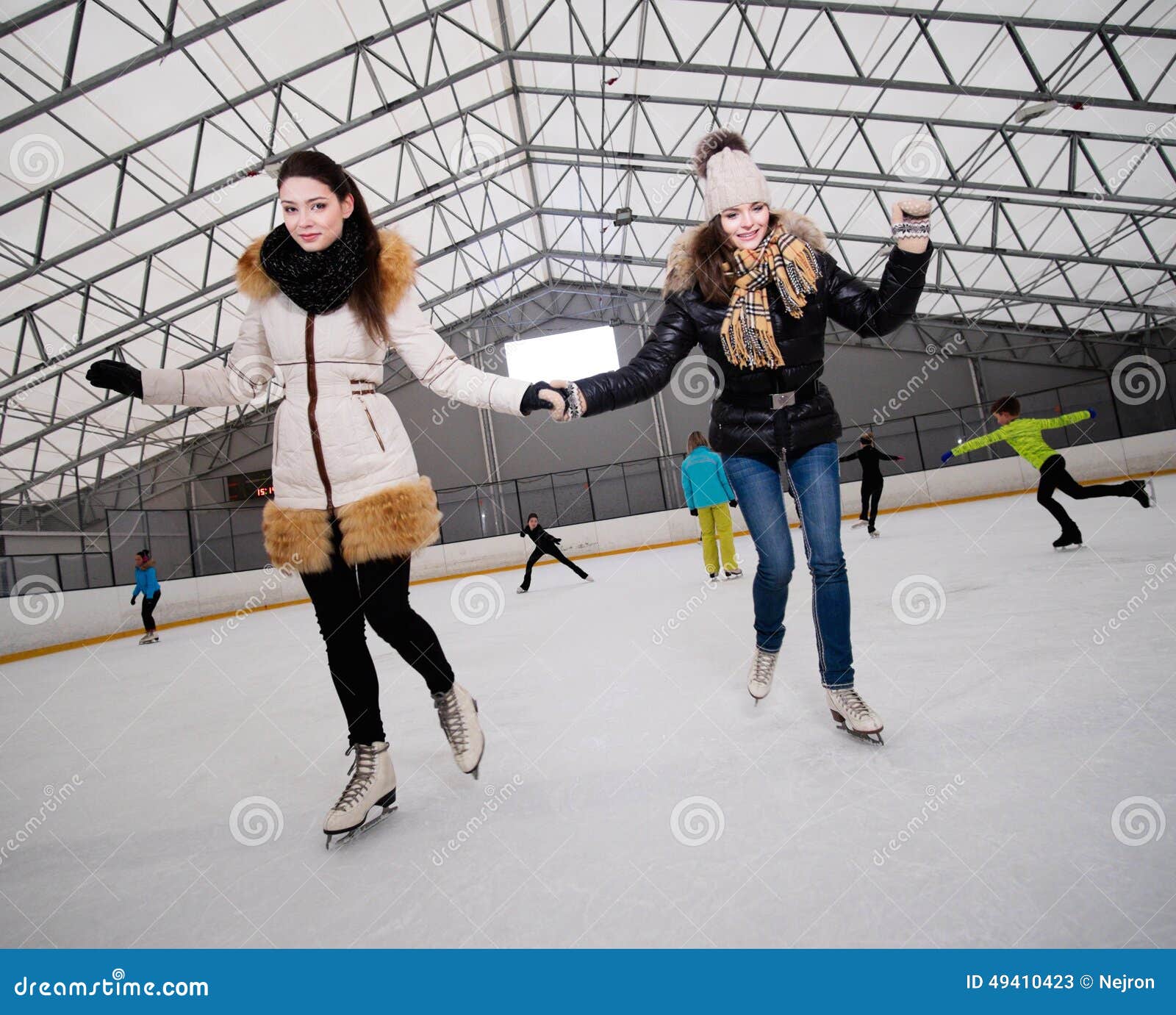 Mädchen auf dem Schlittschuh laufen der Eisbahn