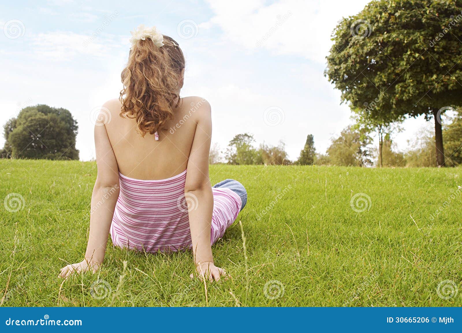 Mädchen, Das Auf Gras Im Park Sitzt. Stockfoto - Bild von rosa, frech