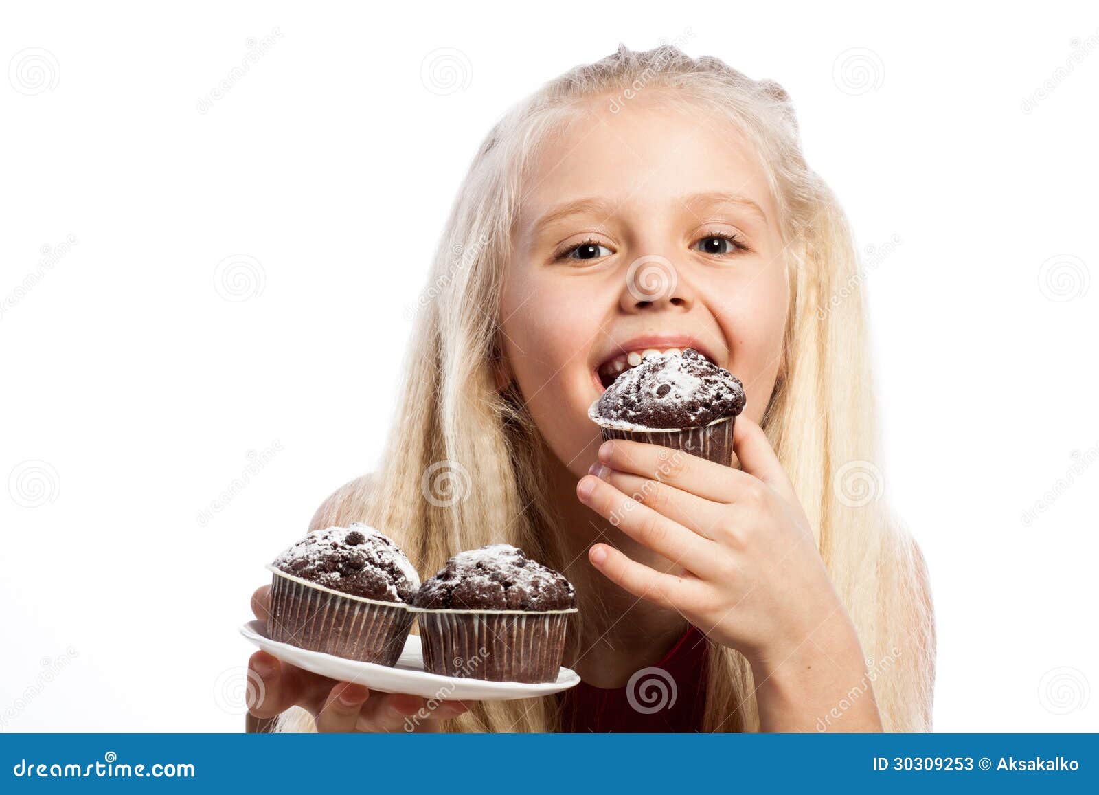 Mädchen, das einen Schokoladenkuchen beißt. Lokalisiert auf weißem Hintergrund.