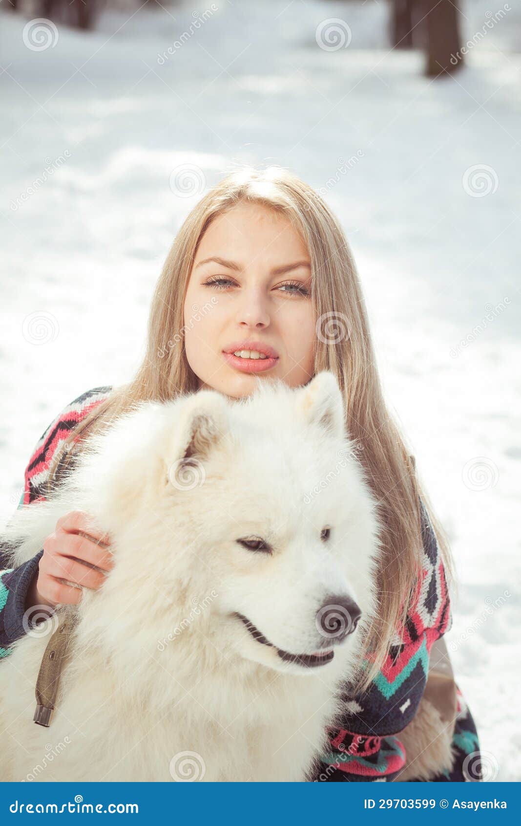 Mädchen mit samoed Hund. Mädchen im Pelzhut mit Samoyedhund im Winterpark