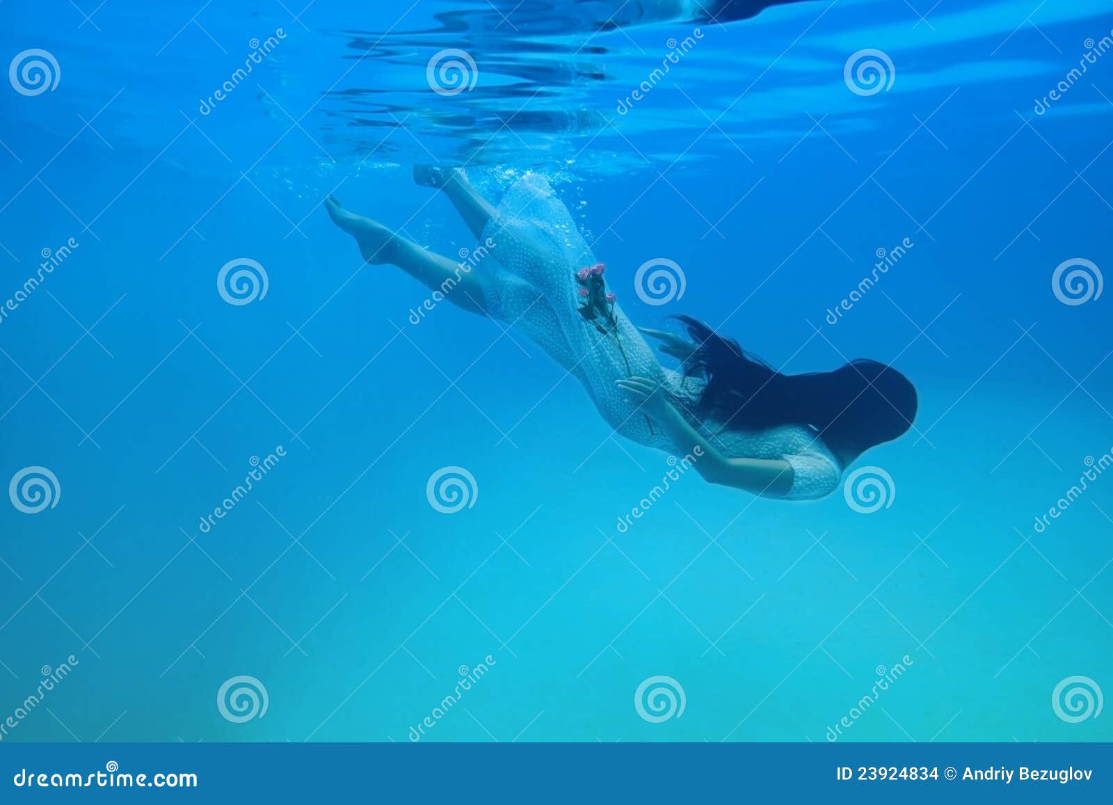 Mädchen im Wasser. Mädchen unter dem Wasser mit einer Blume