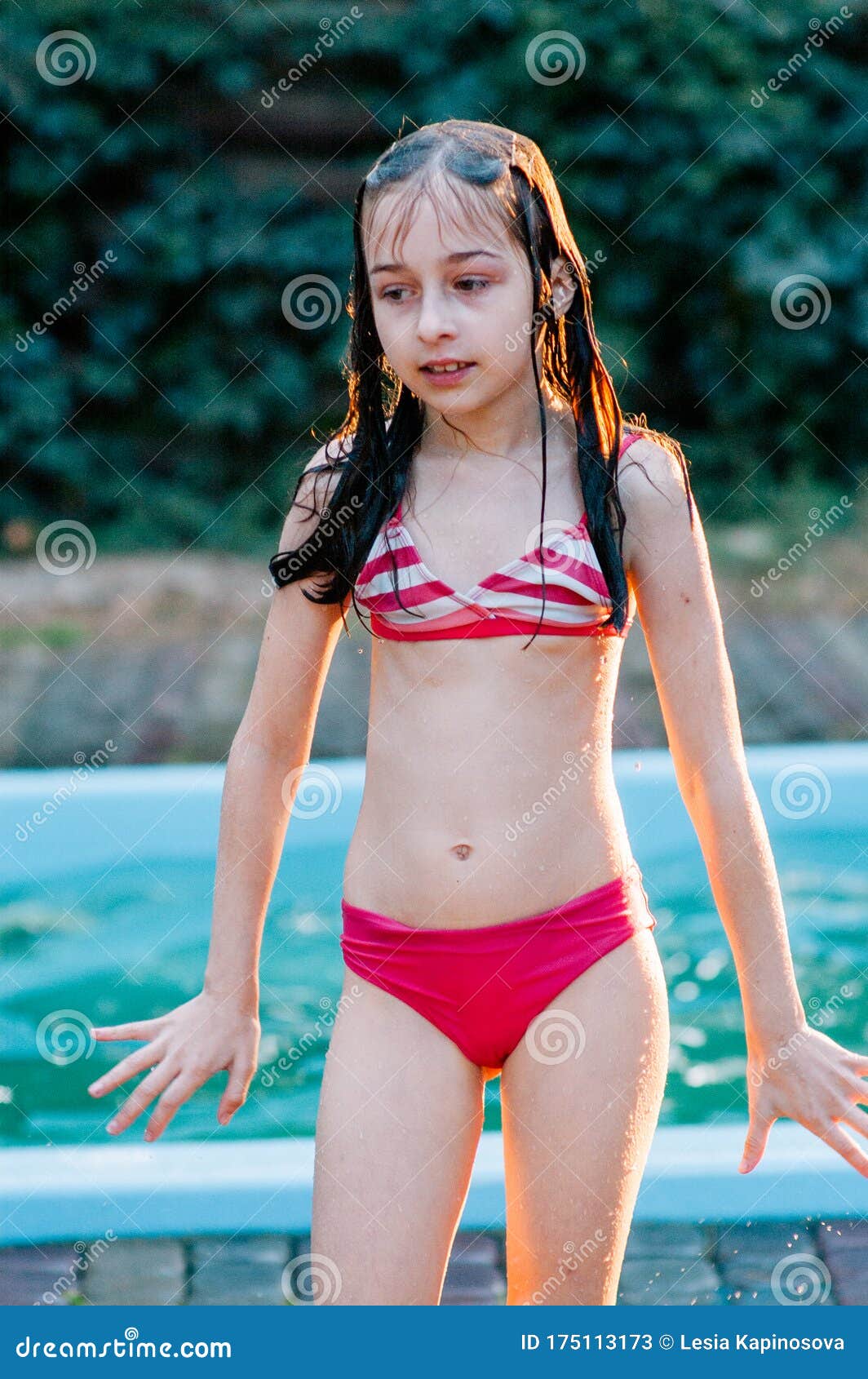 Mdchen 9 Jahre. Teenager Im Alter Von 10 Jahren. Das Schulmdchen Schwimmte Im Pool. Pool Im