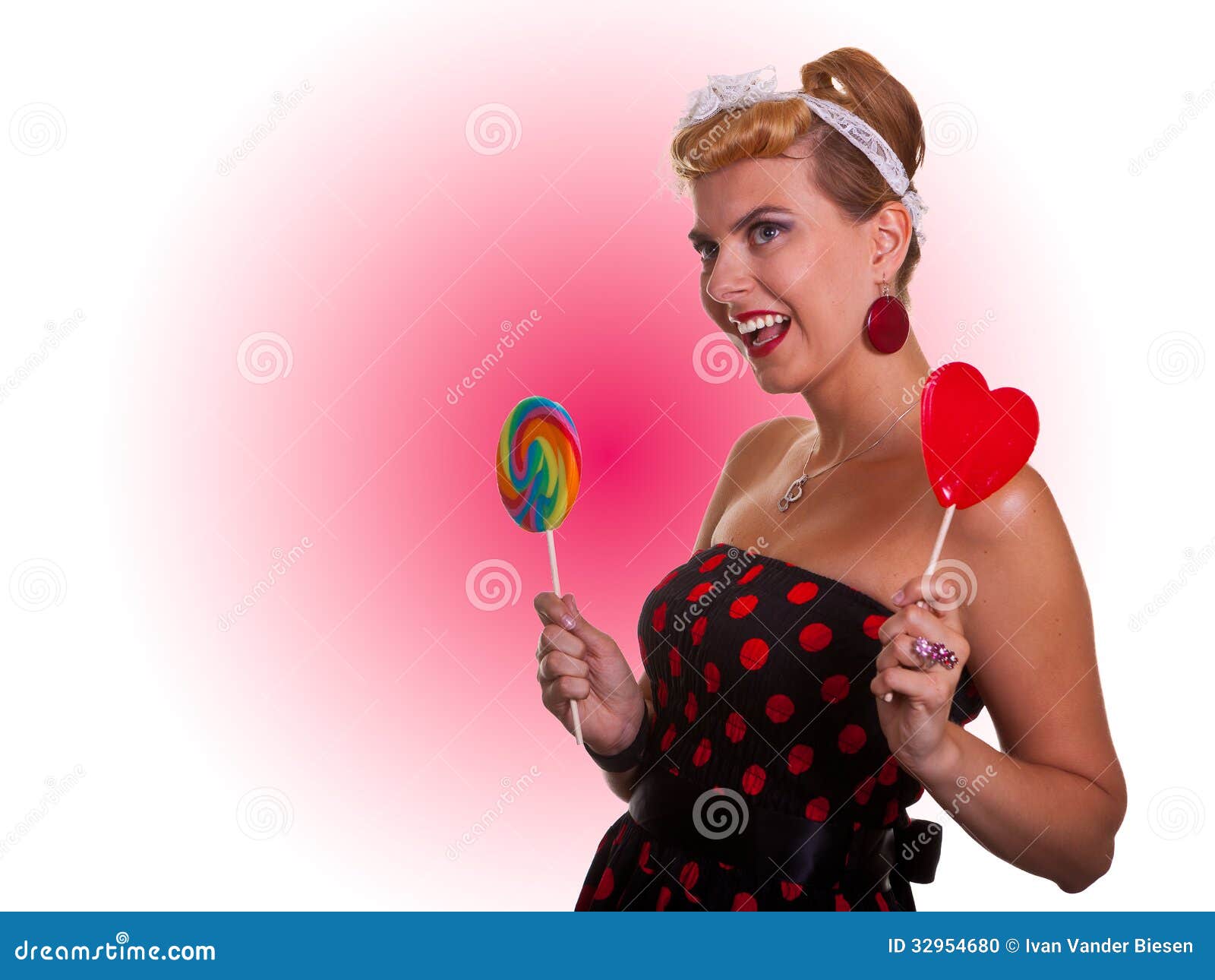 Mädchen mit Süßigkeit. Pin-up-Girl mit Herzen und Regenbogen formte Lutscher mit Rosa im Hintergrund