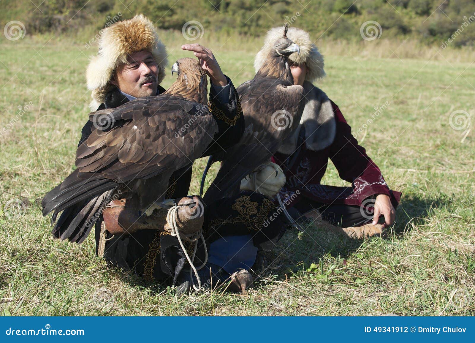 Männer halten Steinadler (Aquila-chrysaetos), Almaty, Kasachstan. ALMATY, KASACHSTAN - 18. SEPTEMBER 2011: Nicht identifizierte Männer halten Steinadler (Aquila-chrysaetos) am 18. September 2011 Almaty, Kasachstan