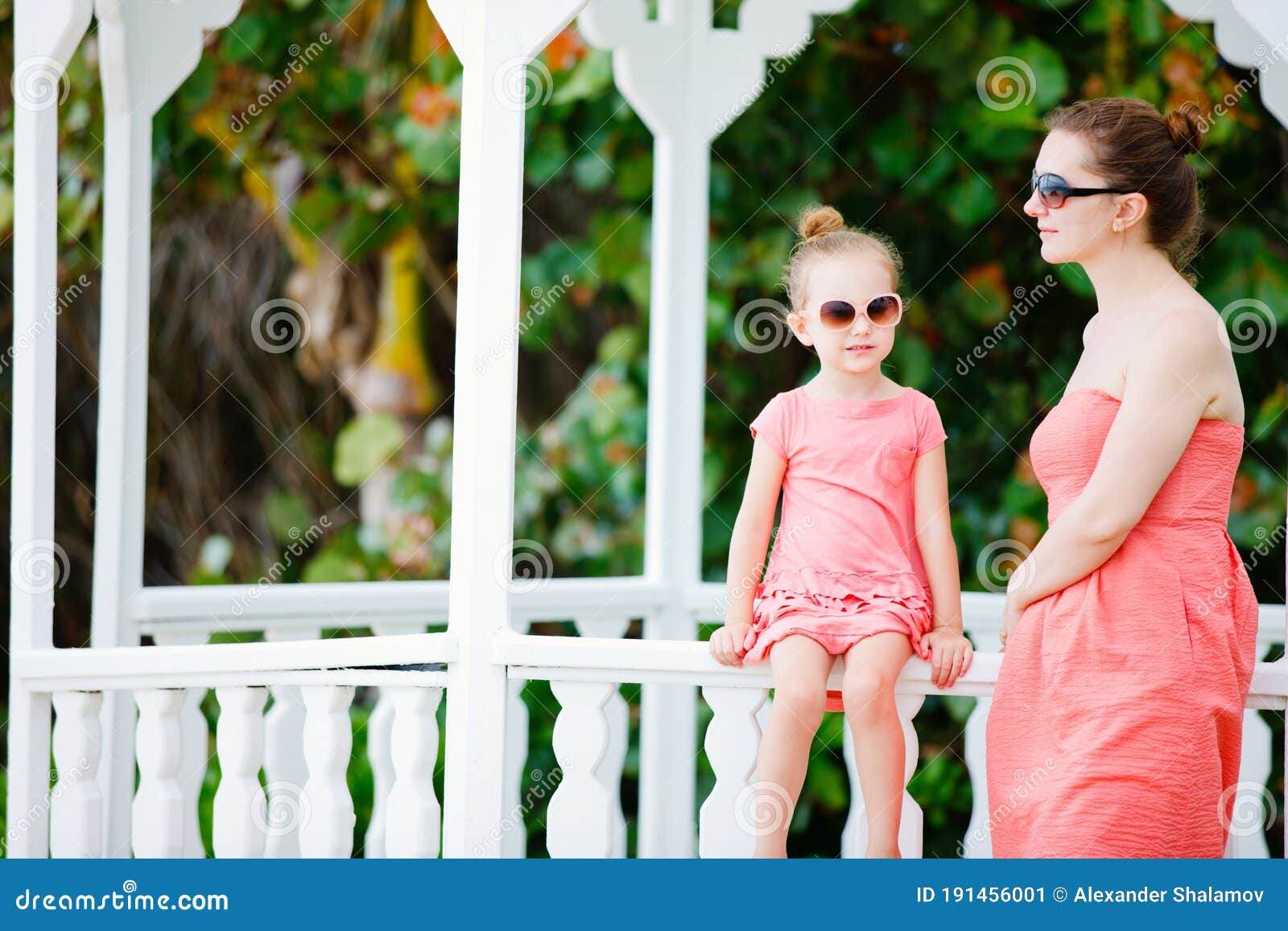 Mère et fille à la plage image stock Image du adorable