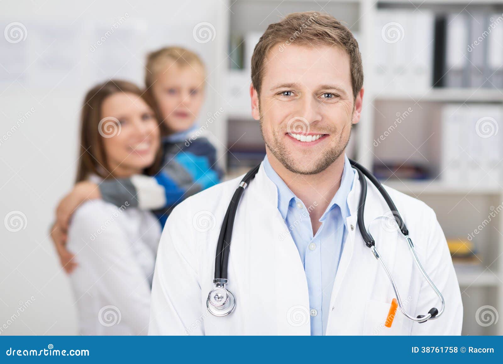 Médico De Cabecera Hermoso Feliz Sonriente Foto de archivo Imagen de cuidado, doctores 38761758