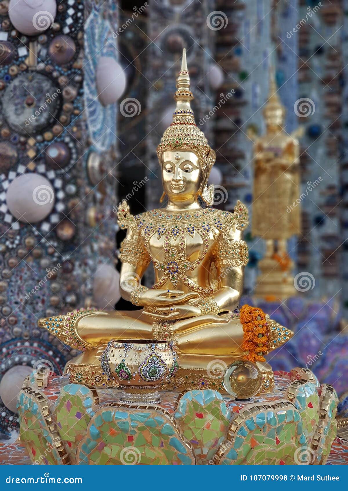 Méditation. Bouddha guilded par or méditant