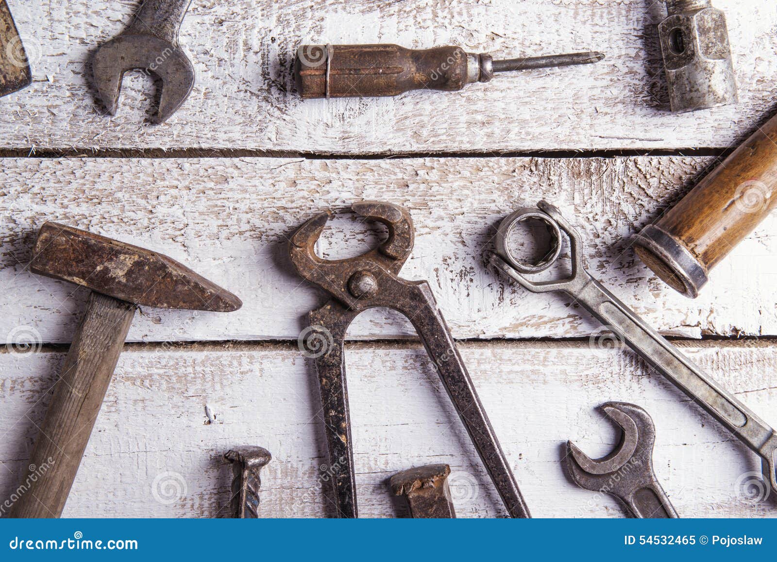 Mélange des outils de travail. Bureau d'un charpentier avec de divers outils Studio tiré sur un fond en bois