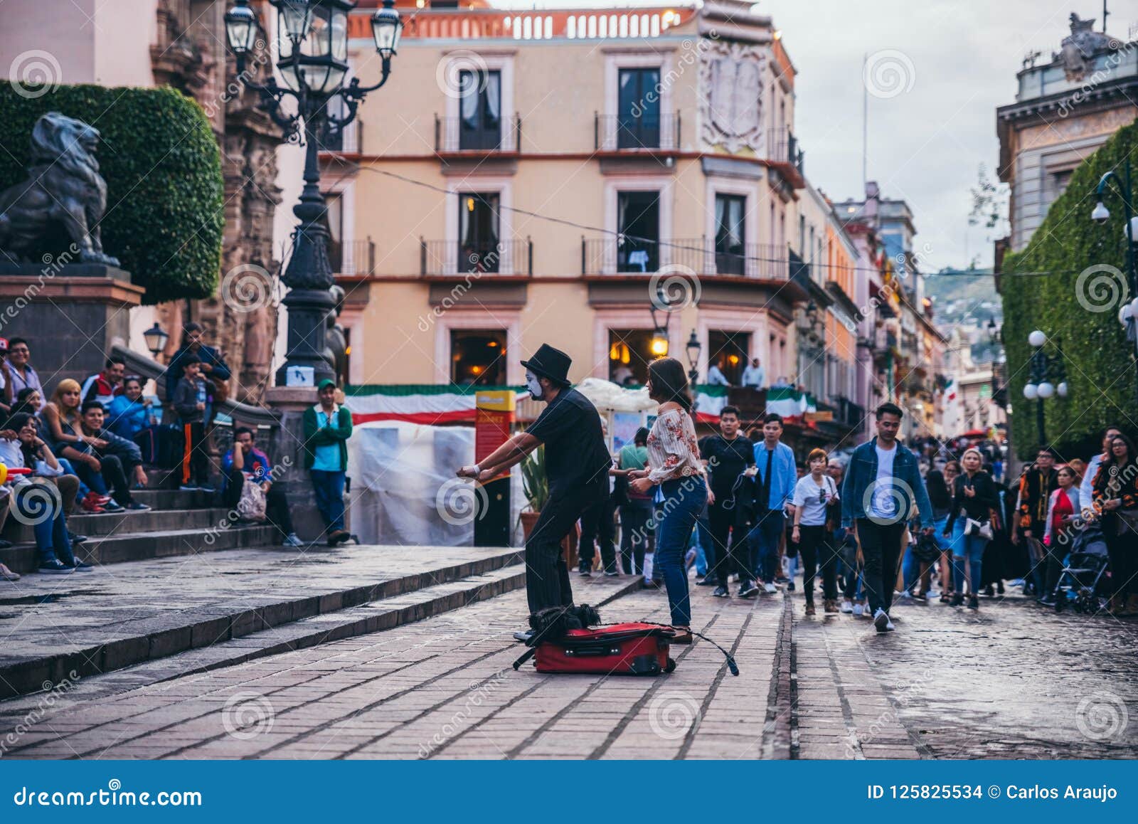 MÉXICO - 23 DE SEPTIEMBRE: Mime que hace a un ejecutante de la calle para un cuervo que se sienta delante del teatro de Juarez, el 23 de septiembre de 2017 en Guanajuato, México
