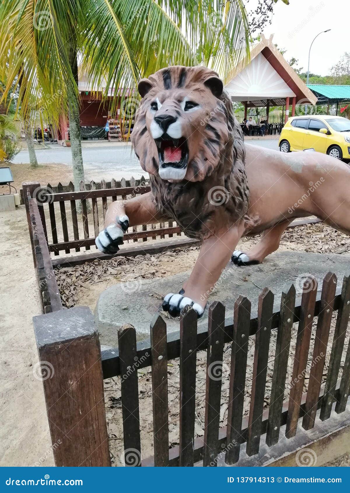 Mörk lion. Lejonstaty framme av ett museum i Malaysia