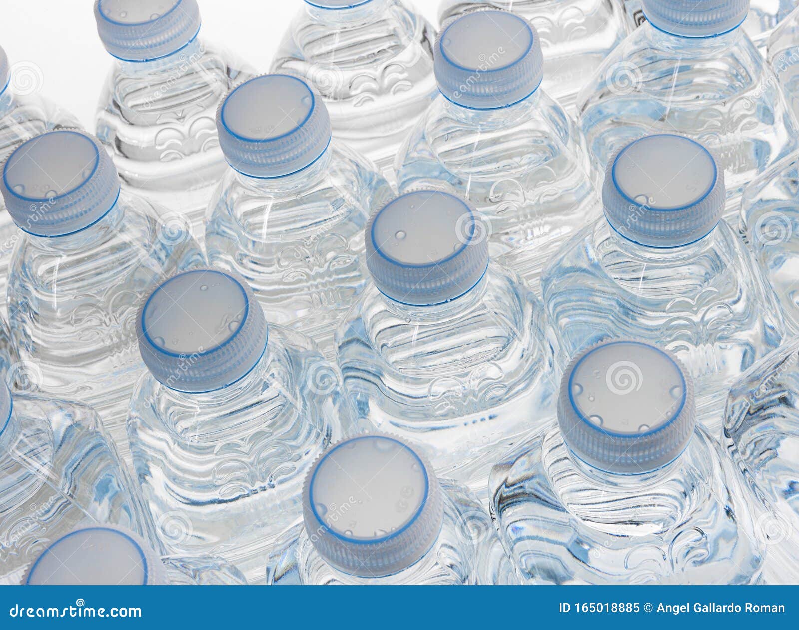 Botellas Plástico De Agua En Fondo Blanco Stock Image - Image of