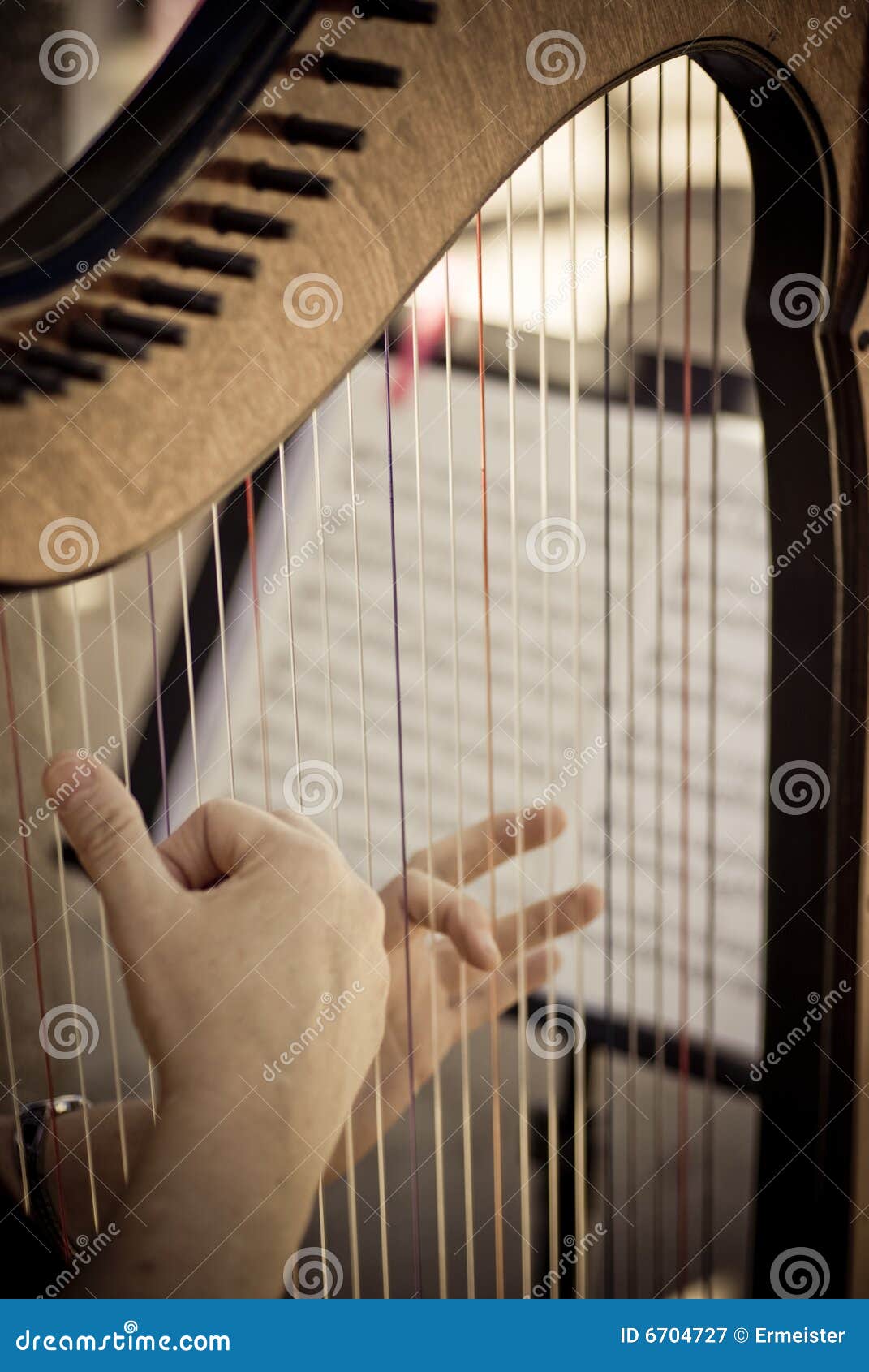 Música con la arpa en la boda. Música que juega usando una arpa en una boda. Foto tratada con tono del dúo.