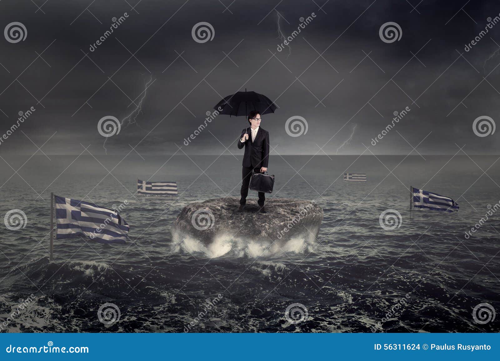 Mężczyzna pozycja na skale z Grecja flaga zlew na morzu. Biznesmen pozycja na skale pod parasolem z Grecja flaga zlew na morzu Pojęcie Grecja kryzys gospodarczy