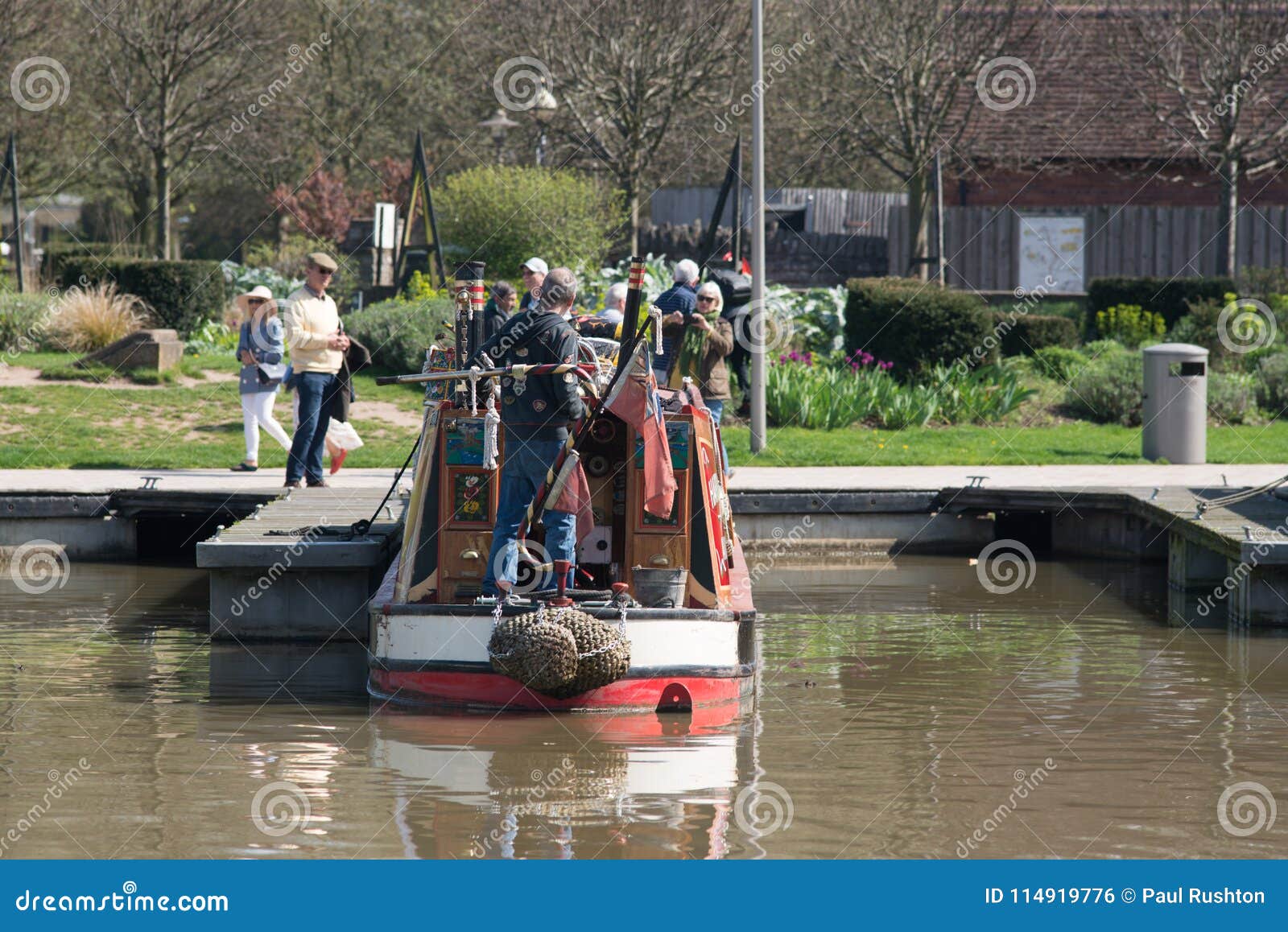 Mężczyzna stojaki na stern beatifully coloured barka. Stratford na Avon Warwickshire Anglia ludzi ono cieszy się nadbrzeżnym w mini heatwave na Szekspir ` s urodziny weekendzie UK 20/4/2018