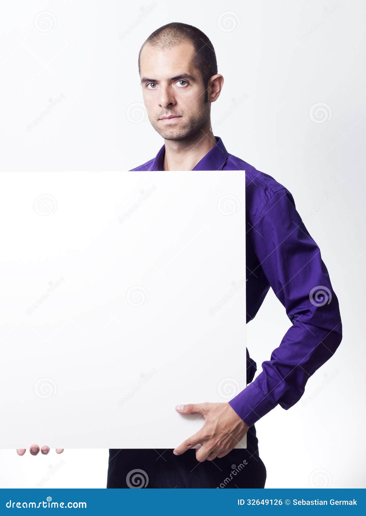 Mężczyzna trzyma białego billboard. Portret przystojny młody człowiek. Przestrzeń na plakacie lub znaku. Młody człowiek trzyma znaka, reklamę lub plakat. Pojęcie ten obrazek jest: przestrzeń na białej desce.