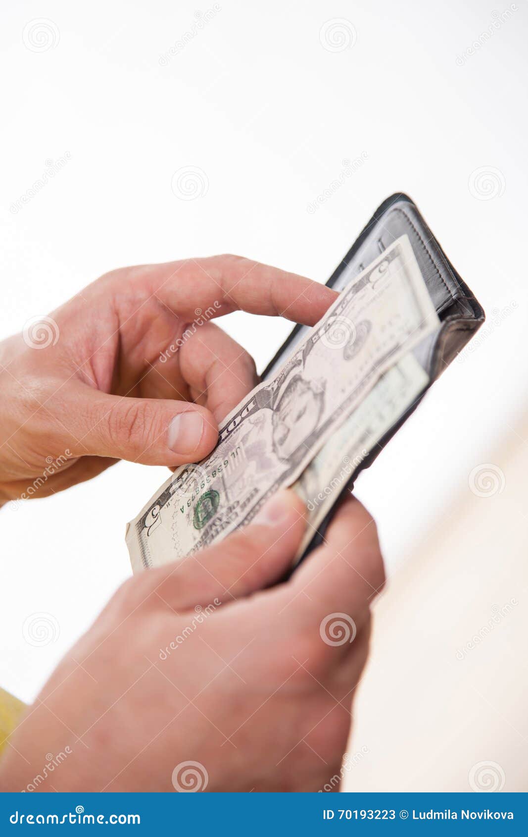 Mężczyzna trzyma czarnej kiesy i dolarów. Obsługuje trzymać kiesy czarnego pieniądze i, biały tło