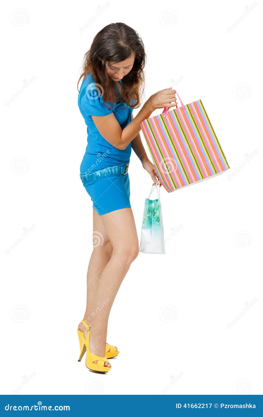 Młoda kobieta w jaskrawym odzieżowym zakupy. Młoda kobieta w jaskrawym pięknym odzieżowym zakupy